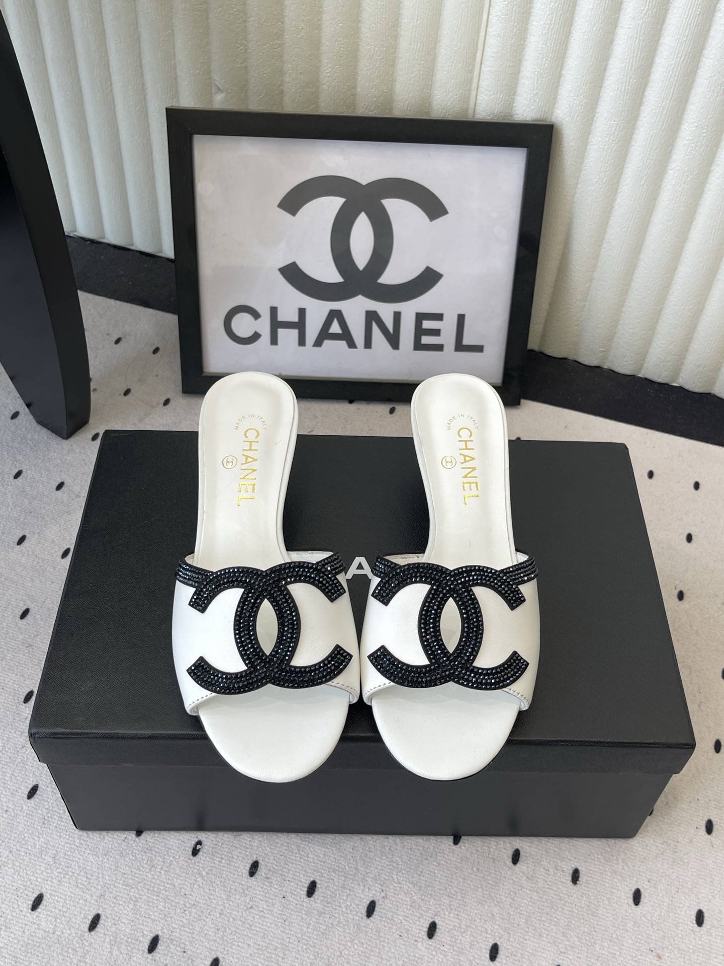 NO:874030,Chanel's new summer slippers, high version, worn by many celebrities and Internet celebrities, a versatile series popularized by domestic and foreign bloggers, must-have sandals for spring and summer wardrobes. Designed exclusively by Xiangjia, upper sheepskin lining: imported sheepskin lining, original molded custom leather outsole, shoe size: 35-39 (40, 41, custom-made, non-refundable), high-heeled shoes, chanel, chanel, high heels, slippers, sheepskin, Leather  soles19860909Chanel夏季新款拖鞋 高版本 众多明星网红上脚,国内外博主刷爆的一个百搭系列,春夏衣橱搭配必备 凉拖首选.设计香家专属 鞋面羊皮钻  内里: 进口羊皮内里 大底原版开模定制真皮大底 鞋码: 35-39（40、41、定做不退换）,高跟鞋拖鞋,chanel,chanel,high heels,slippers,sheepskin,Leather soles,Women's Shoes