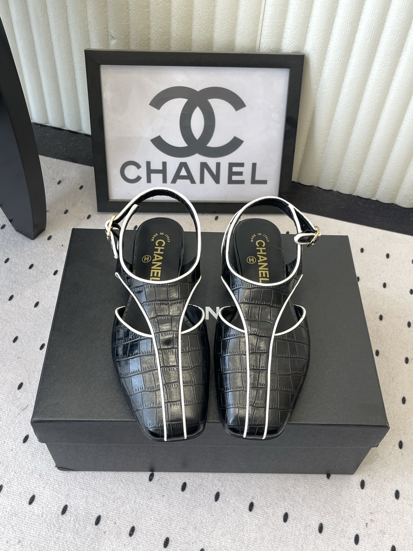 NO:874024,CHANEL Chanel 2026 Chanel early spring hot-selling Mary Jane toe-toe sandals. A proper reserved style. Much more comfortable than the classic Slingback. Every color is very whitening on the feet. It is also a popular little fragrance. Material embossed cowhide, original sheepskin lining, genuine leather outsole, size 35-39 (40 41 custom-made), sandals, chanel, chanel, sandals, mary  jane,cowhide,sheepskin,Leather soles19860909CHANEL 香奈儿 2026香奈儿早春爆品玛丽珍包头凉鞋 妥妥的自留款 比经典款Slingback舒服太多啦 每个颜色上脚都很显白 的显白利器 又是火爆的小香 材质压纹牛皮 原版内里羊皮 真皮大底 码数35-39(40 41订做）,凉鞋,chanel,chanel,sandals,mary jane,cowhide,sheepskin,Leather soles,Women's Shoes