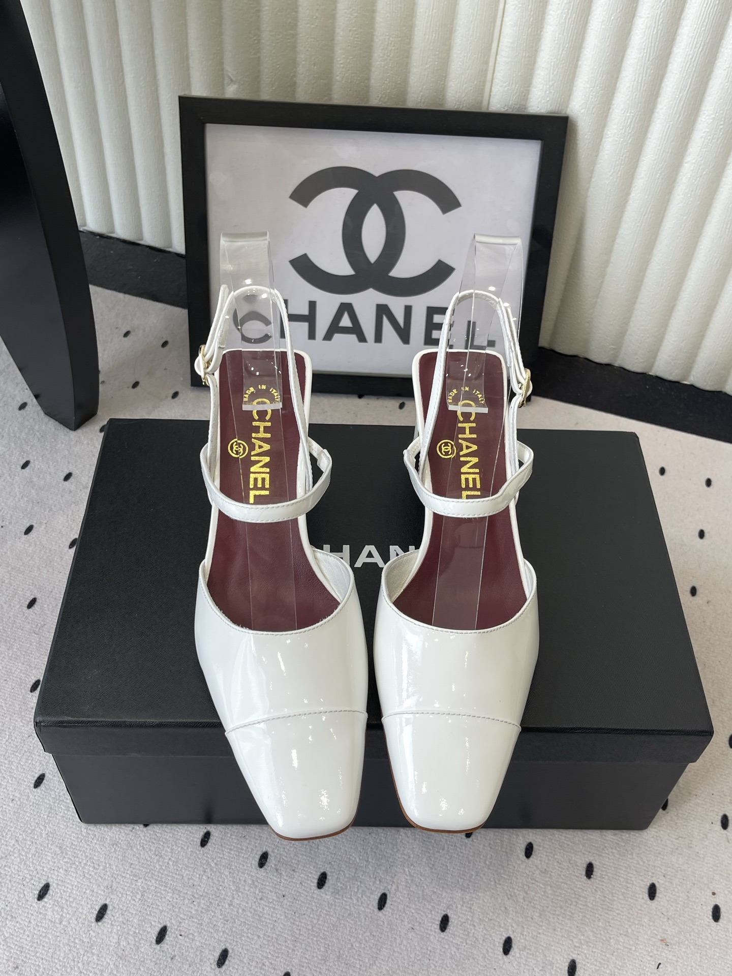 NO:889672,Chanel's new summer new large square toe toe-toe heels with empty back, full of retro French elegance and luxury. The large square toe design directly lengthens the legs. Very white fairy style. Imported mixed sheepskin/patent leather upper. Sheepskin lining for feet. Italian genuine leather outsole. Size35-40 (40 41 custom-made, non-refundable and non-exchangeable), high-heeled sandals, chanel, sandals, high heels, sheepskin, Leather soles19860909Chanel夏季新款后空大方头包头跟鞋 复古法式优雅感高级感十足 大方头设计直接拉长腿型 很显白的神仙款型 进口混种羊皮/漆皮鞋面 羊皮内里垫脚 意大利真皮大底 Size35-40（40 41订做不退不换）,高跟鞋凉鞋,chanel,sandals,high heels,sheepskin,Leather soles,Women's Shoes