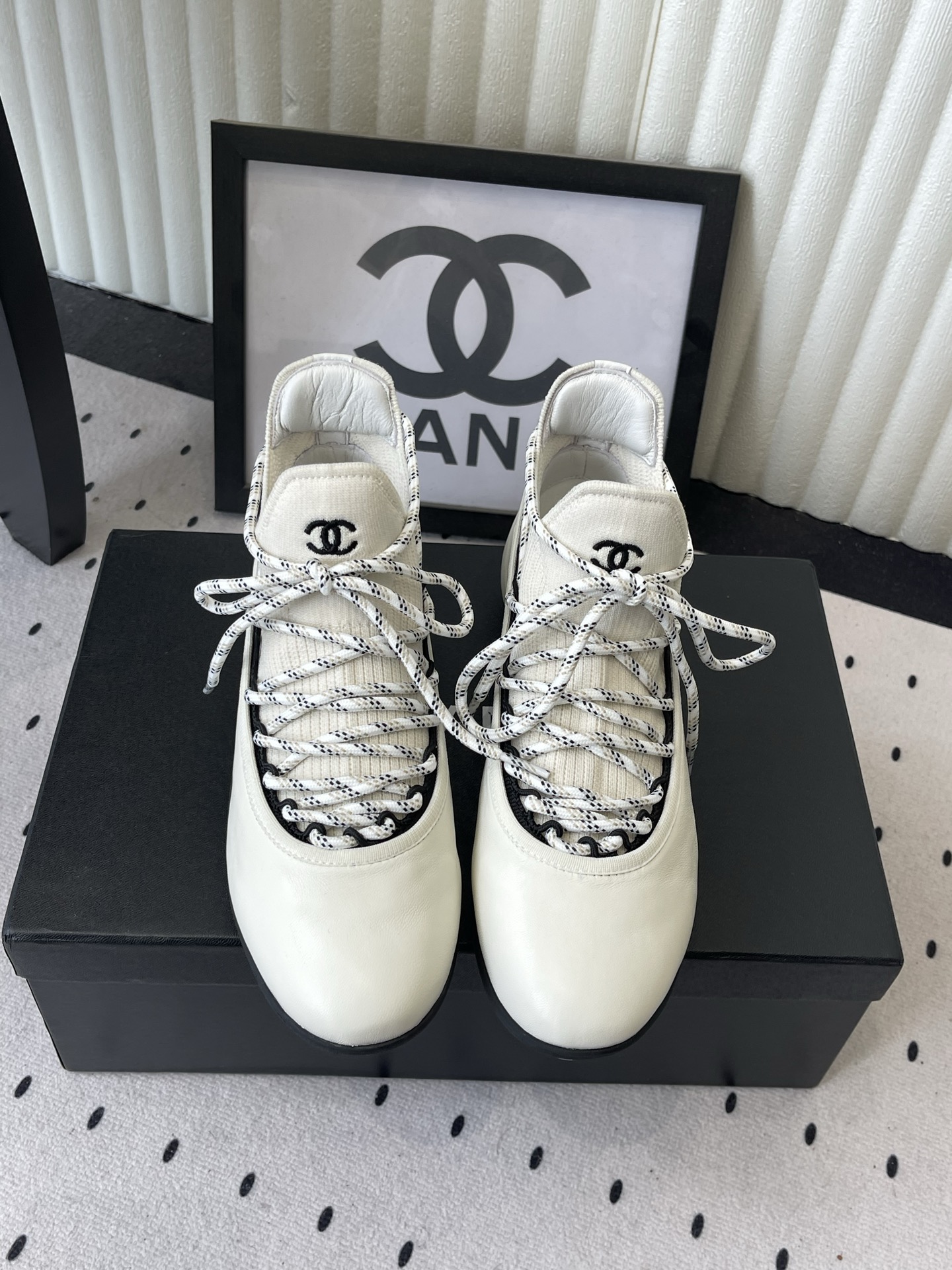 NO:882822,Chanel's new moral training shoes for early autumn, high version. The price of this season's high-end handmade workshops is super good, and the texture is also good. The super soft inner leather is soft and comfortable to wear. The upper is spliced with flying woven straps, which has a sporty and fashionable sense. The style of small single shoes is optimized into sports shoes. The integration is super good, giving people a refreshing feeling, and the feet are delicate and super beautiful.  Upper mercerized cow suede/super soft sheepskin/fly weave, lining sheepskin, open molded TPU two-color outsole Size: 35-40 (customized for 41), casual shoes/sports shoes, chanel, sneakers, sheepskin19860909Chanel早秋新款德训鞋 高版本 这一季的高级手工坊价格超级好,质感也好,超柔软的里皮面皮 穿起来软软的 舒适度夯爆了 鞋面拼接飞织绑带 运动感 时尚感满满 将小单鞋的风格 优化到运动鞋上,融合的超好 给人耳目一新的感觉 并且上脚具秀气 超级无敌好看 鞋面丝光牛反绒/超软绵羊皮/飞织 内里绵羊皮 鞋底开模TPU双色大底 Size: 35-40（41订做）,休闲鞋/运动鞋,chanel,sneakers,sheepskin,Women's Shoes