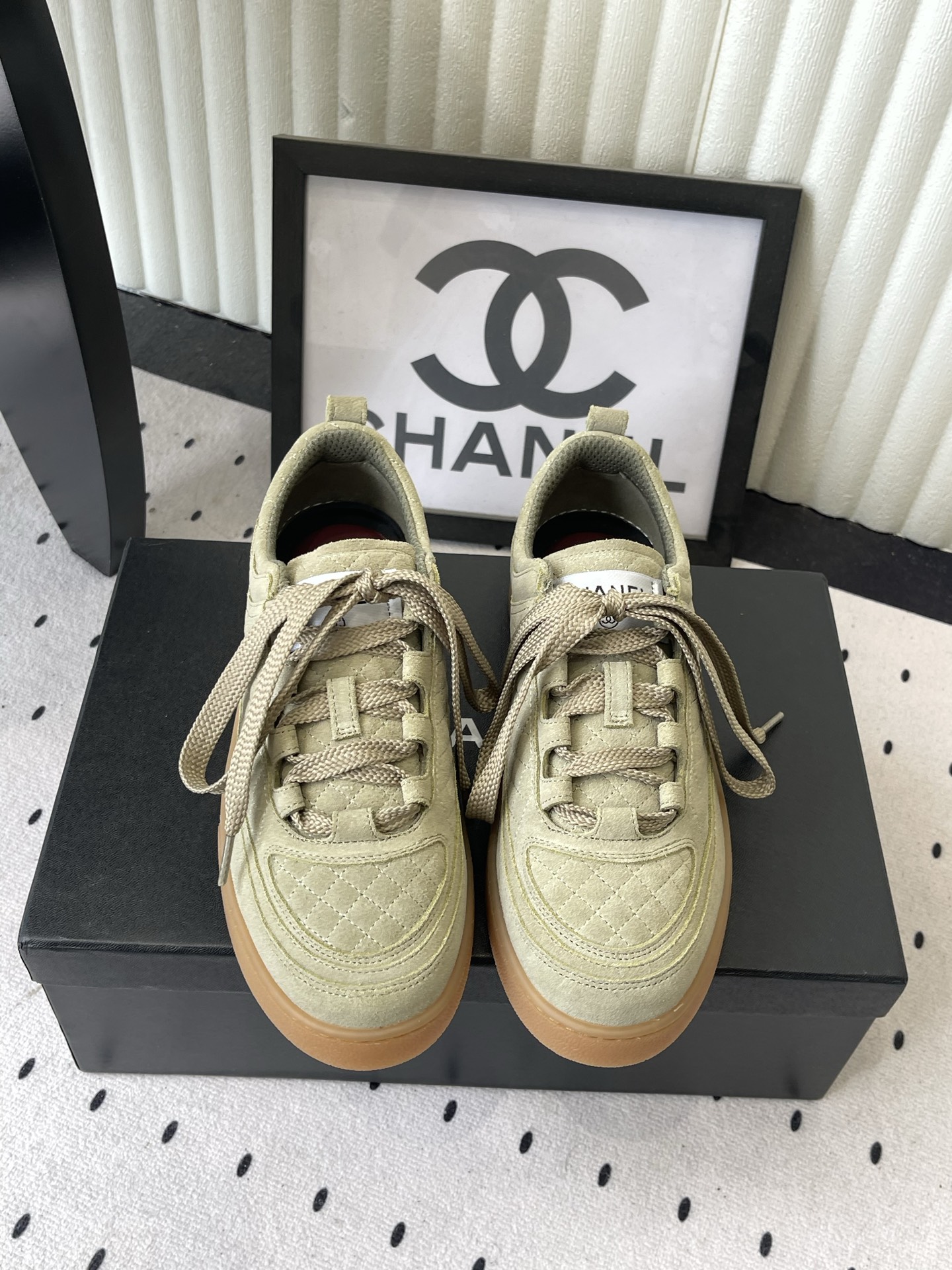 NO:882826,Chanel's new classic rhombus casual shoes, high version, soft and delicate to the touch, creating unique traces of time with wear. Iconic rhombus stitching, low-key highlighting the brand DNA. Raw rubber sole design, full of retro feel, while providing comfortable foot feel. Classic double C logo embellishment, simple but not simple. Original imported cow suede upper, sheepskin lining for feet, original wear-resistant TPU outsole Size: 35-40  (41 customized), casual shoes/sports shoes, chanel, sneakers, sheepskin19860909Chanel新款经典菱格休闲鞋 高版本 触感柔软细腻,随穿着产生独特岁月痕迹 标志性菱格纹车线,低调彰显品牌DNA 生胶底设计,复古感拉满,同时提供舒适脚感 经典双C logo点缀,简约而不简单 原版进口牛反绒鞋面 羊皮内里垫脚 原版耐磨TPU大底 Size: 35-40 (41订做),休闲鞋/运动鞋,chanel,sneakers,sheepskin,Women's Shoes