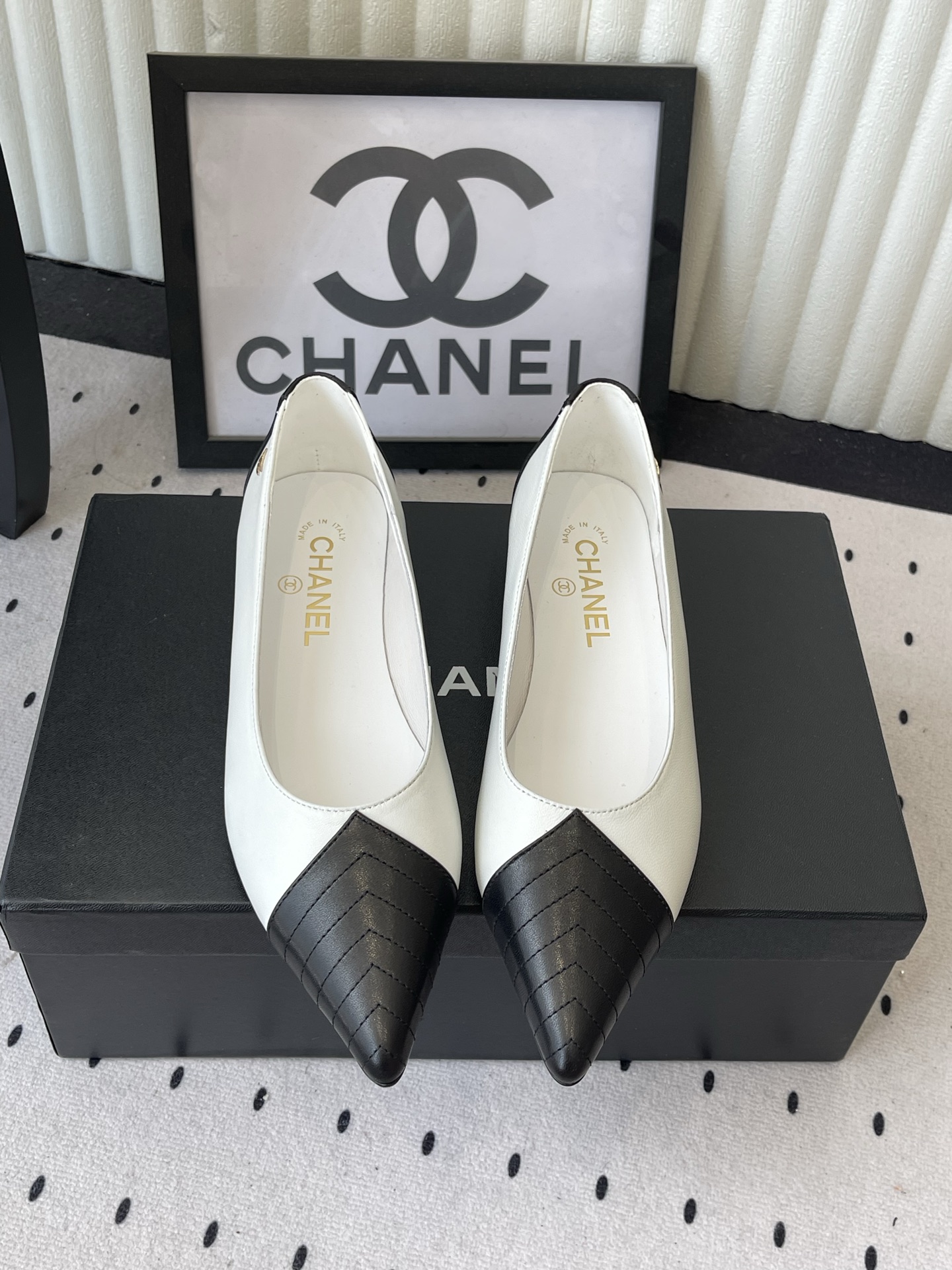 NO:882819,Chanel's new flat Mary Jane two-color splicing shoes have the usual elegant and ladylike temperament of Grandma Xiang's family, and are full of high-end sense!  It’s very nice on the feet~Whether it’s worn barefoot or paired with skirts or trousers, it’s very versatile!  Incomparably beautiful!  It’s so special. I’m very impressed with my details and my ability to take pictures (the version bought at the counter is developed and made according to the genuine 11, the details are perfect, more refined and durable, the upper feet are very pedicure-type, the key is to be easy to control), the fabric is original custom-made sheepskin fabric, lining sheepskin outsole, Italian genuine leather outsole, size 35-41 (customized 40 41), single shoes, chanel, mary jane, skirts, sheepskin, Leather soles19860909Chanel新款平玛丽珍双色拼接单鞋 香奶奶家一贯的优雅名媛气质 高级感十足！上脚非常nice～不管光脚穿或搭配裙装、裤装、都非常百搭！无敌美！特别仙 认准我家细节实力拍（专柜买版按正品11开发做货, 细节完美 更加精致耐看 上脚非常修脚型 重点是很好驾驭） 面料原版定制羊皮面料 内里羊皮 大底意大利真皮大底 尺码35-41(40 41定制),单鞋,chanel,mary jane,skirts,sheepskin,Leather soles,Women's Shoes