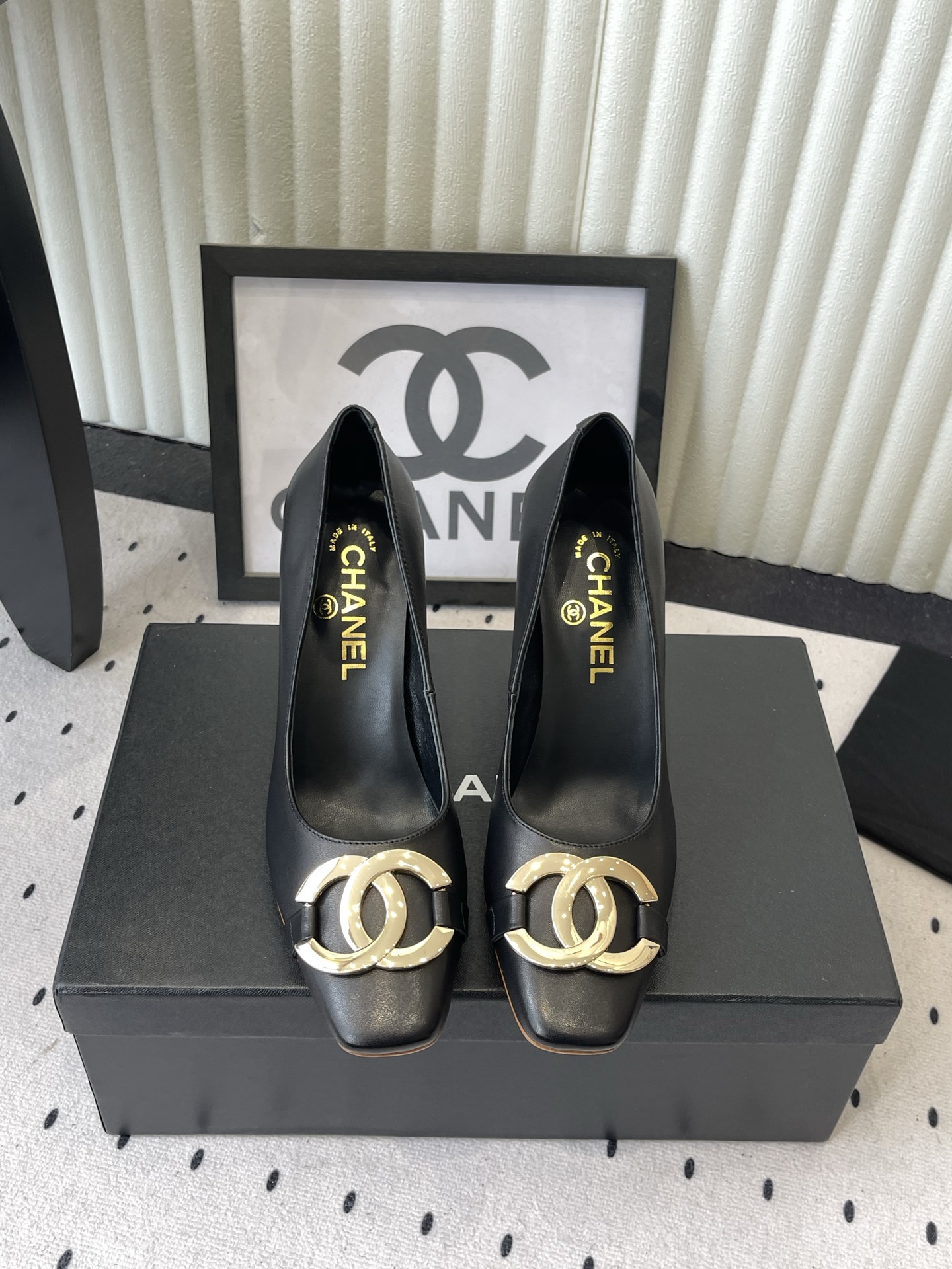 NO:889659,Chanel's new square-toe high-heeled shoes have a gentle ladylike style (focusing on elegance and nobility, suitable for all colors) Who knows!  This pair of small fragrant style thick-heeled shoes directly welds the French gentleness to the feet. The classic square toe + thick heel design, with the iconic double C metal buckle, is low-key and noble. The soft sheepskin lining, the thick heel is stable enough to walk around for a day without tiring the feet. There are seven colors: beige/milk tea/orange/burgundy/dark brown/black/velvet black. Each pair has its own different atmosphere. With a suit, you will look like a capable workplace goddess, and with a dress, you will look like a gentle wealthy daughter.  A casual outfit for daily outings that will keep you coming back for more. Sheep suede/sheepskin upper, sheepskin lining, Italian genuine leather sole. Heel height: 9.5CM Size: 35-39 (40 41 customized), high-heeled shoes, chanel, high heels, skirts, business suit, sheepskin19860909Chanel新款方头高跟鞋单鞋 温柔名媛风（主打优雅贵气,适配全色系） 谁懂啊！这双小香风粗跟单鞋直接把法式温柔焊在脚上 经典方头+粗跟设计,搭配标志性双C金属扣,低调又显贵 软乎乎的羊皮内里,粗跟稳到暴走一天都不累脚 米白/奶茶/橙/酒红/深棕/黑/丝绒黑七个颜色,每一双都自带不同氛围感 搭西装是干练职场女神,配连衣裙是温柔富家千金 日常出门随便一套,回头率直接拉满 鞋面羊反绒/羊皮 内里绵羊皮 鞋底意大利真皮底 跟高: 9.5CM Size: 35-39（40 41订做）,高跟鞋单鞋,chanel,high heels,skirts,business suit,sheepskin,Women's Shoes