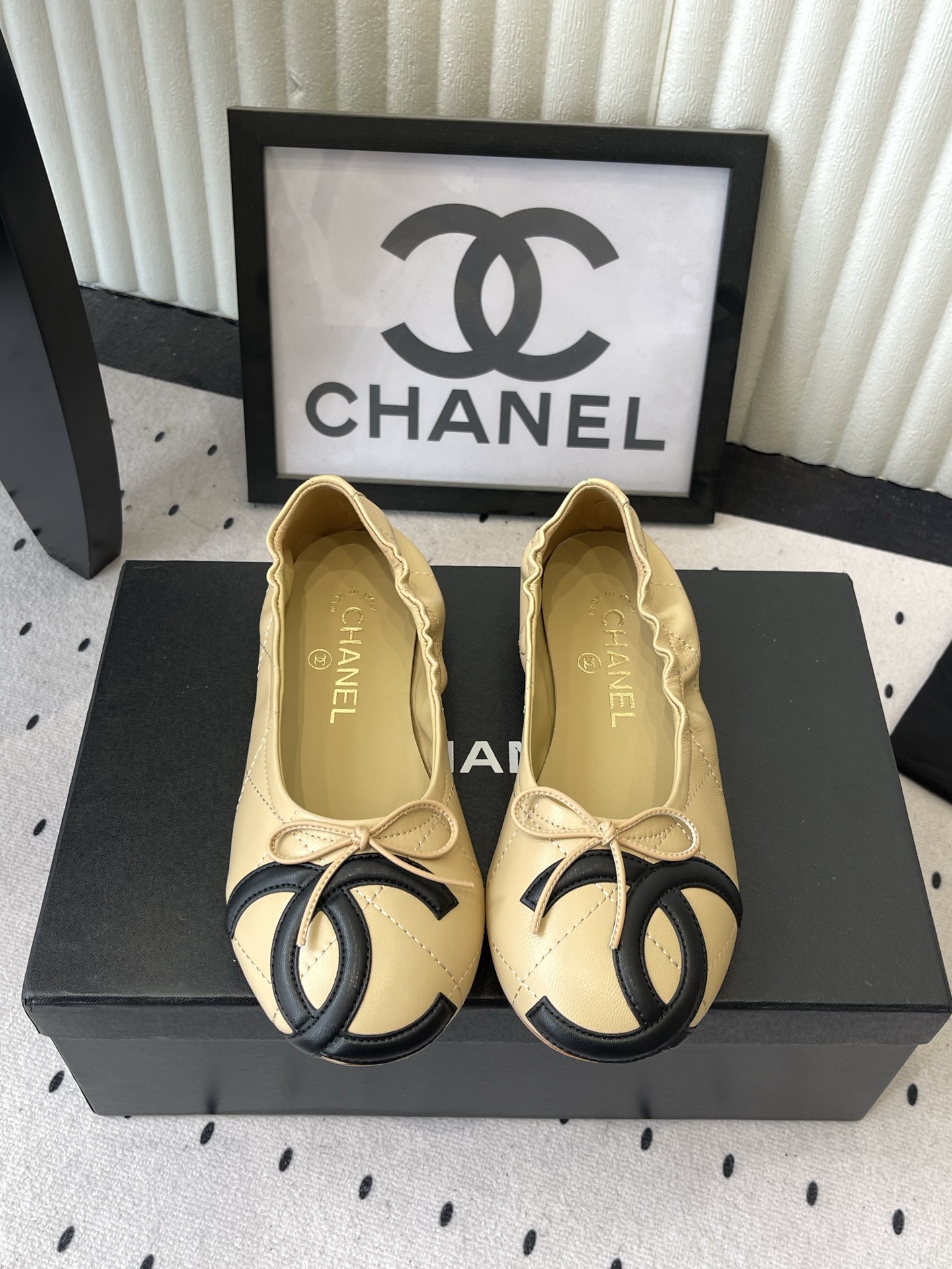 NO:889635,Chanel's new double C flat shoes, high version, counter quality, all materials are customized according to the original version!  Purchase authentic products developed. Fabric: Original customized sheepskin. Sheepskin lining. Original customized foot pads. Soles. Genuine leather outsole imported from Italy. Size: 35-41 (40 41 custom-made, non-refundable and non-exchangeable), single shoes, chanel, flats, sheepskin, Leather soles.19860909Chanel新款双C平底鞋 高版本 专柜品质 所有材质都根据原版定制！购入正品开发 面料: 原版定制羊皮 内里羊皮 垫脚原版定制 鞋底意大利进口真皮大底 Size: 35-41 (40 41定做不退不换),单鞋,chanel,flats,sheepskin,Leather soles,Women's Shoes