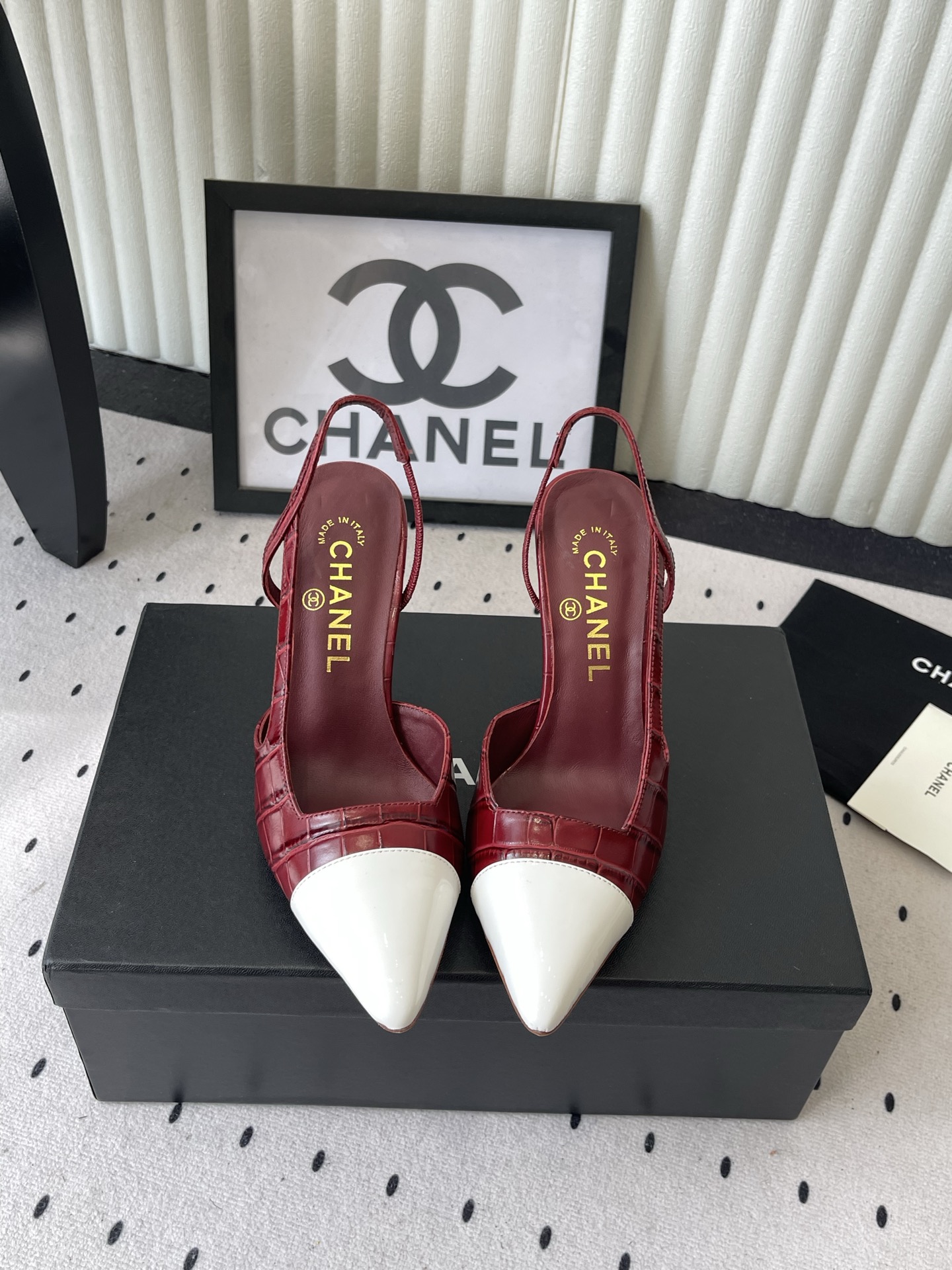 NO:889630,Chanel 26P spring new double C shoes are worn by many celebrity bloggers. They are a must-have pair for spring and summer. Minimalist style prevails, simple but not losing personality. Don’t look too good when paired with jeans!  Original mold opening 1:1 Size: 35-39 (40 41 customized, non-returnable), high heels and sandals, chanel, sandals, high heels, jeans19860909Chanel 26P春季新款双C单鞋 超多明星博主上脚,春夏必备的一双 极简风当道,简单不失个性 搭配牛仔裤不要太好看！ 原版开模1:1 Size:35-39（40 41定做不退换）,高跟鞋凉鞋,chanel,sandals,high heels,jeans,Women's Shoes