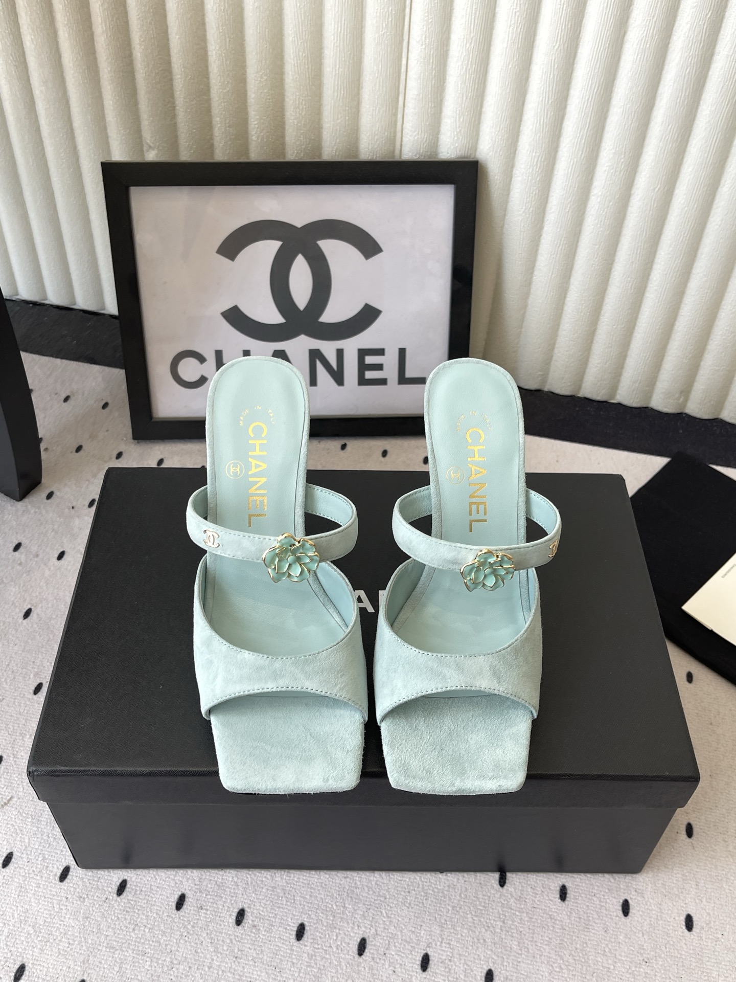 NO:889625,Chanel's new summer slippers, high version, worn by many celebrities and Internet celebrities, a versatile series popularized by domestic and foreign bloggers, must-have sandals for spring and summer wardrobes. Designed exclusively for Chanel, the upper is imported embossed cow patent leather, lining: imported sheepskin lining, original molded custom leather outsole, shoe size: 35-39 (40, 41, custom-made, non-refundable), high-heeled shoes and slippers, chanel, chanel, high  heels,slippers,sheepskin,leather soles19860909Chanel夏季新款拖鞋 高版本 众多明星网红上脚,国内外博主刷爆的一个百搭系列,春夏衣橱搭配必备 凉拖首选.设计香家专属 鞋面进口压花牛漆皮  内里: 进口羊皮内里 大底原版开模定制真皮大底 鞋码: 35-39（40、41、定做不退换）,高跟鞋拖鞋,chanel,chanel,high heels,slippers,sheepskin,Leather soles,Women's Shoes