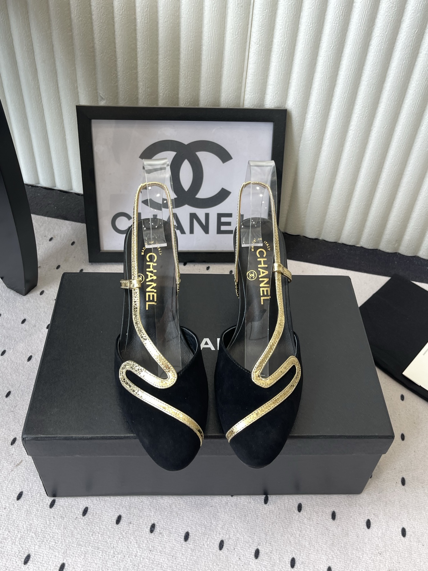 NO:889620,Chanel's new summer sandals, the classic catwalk model in the counter, Xiaoxiang double C pointed toe color-blocked flat-heeled sandals, new in the series. The absolute best in the BS fashion circle. The matching will interpret the meticulous, minimalist and never-fading classic elements, showing a unique dressing style that is too beautiful to say. A must-have item for summer... ━━━━━ t ━━━━━  Highly customized upper with original lambskin, lining with imported silk sheepskin, outsole with original Italian leather outsole, high flat heel 5.5cm, shoe size: 35-39 (40.41 customized, non-refundable), sandals, chanel, sandals, sheepskin, Leather soles19860909Chanel夏季新款凉鞋 专柜经典走秀款 小香双C尖头拼色后空平跟凉鞋,系列上新 BS时尚圈的绝绝子 搭配将演绎着细致 极简 永不褪去的经典元素 展现与众不同的穿搭风格美到无话可说 夏季必入款…… ━━━━━ t ━━━━━ 鞋面高定制原版小羊皮 内里进口丝绸羊皮里 大底原版意大利真皮大底 跟高平跟 5.5cm 鞋码: 35-39（40.41定制不退换）,凉鞋,chanel,sandals,sheepskin,Leather soles,Women's Shoes