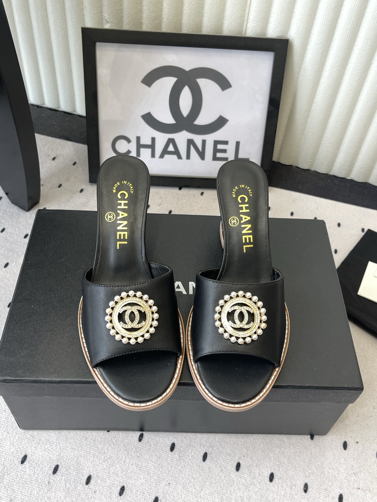 NO:889673,Chanel Xiaoxiang 26ss new spring and summer vacation Pearl lazy slippers A new design of Xiaoxiang The upper is purely handmade with pearl weaving and double C hardware decoration. It is simple and versatile and looks super beautiful no matter how you look at it. Suede upper, sheepskin lining, original molded outsole, size 35-40 (40 41 customized), slippers, chanel, slippers, sheepskin, chamois leather19860909Chanel 小香 26ss 春夏新品度假 珍珠懒人拖鞋 小香的一款全新设计 鞋面纯手工珍珠编织搭配双C五金装饰 简约百搭上脚超级美的 怎么看都超美 鞋面麂皮 内里垫脚羊皮 大底原版开模大底 码数35-40（40 41订做）,拖鞋,chanel,slippers,sheepskin,chamois leather,Women's Shoes