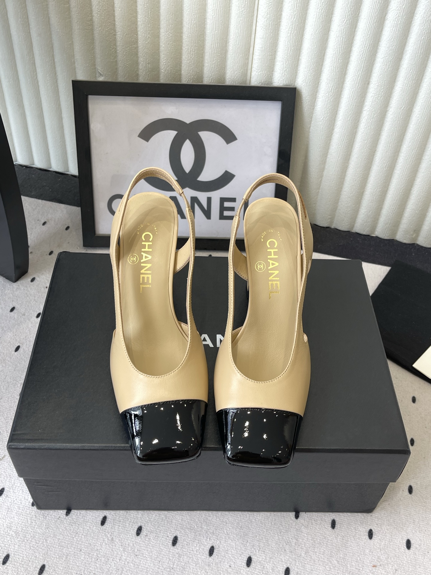 NO:903490,Chanel's new summer square-toe high-heeled sandals. Ms. Chanel loves simple and irresistible style. The combination shows a unique dressing style. Free mix and match to shine in place and follow the fashionable steps of grandma!  !  !  The top-notch craftsmanship and texture are perfectly presented. No matter any details, you can compare them with the counters. You can enter and exit the counters at will with the best quality goods!  !  Fabric: lambskin + patent leather Lining: original customized sheepskin Foot pads: original customized sheepskin Outsole: original customized leather sole Heel height: 6.5cm Size: 35-39 (40.41. Customized items are non-returnable), high heels and sandals, chanel, chanel, sandals, high heels, sheepskin19860909Chanel夏季新款方头高跟凉鞋 香奈儿女士钟爱简约又难以抗拒系 搭配展现与众不同的穿搭风格、自由混搭闪耀到位跟紧香奶奶时尚步伐！！！ 顶级工艺质感完美呈现,无论任何细节均可对比专柜,最好级别的顶级货,随意进出专柜！！ 面料: 小羊皮+漆皮 内里: 原版定制羊皮 垫脚: 原版定制羊皮 大底: 原版定制真皮底 跟高: 6.5cm 码数: 35-39（40.41.定制不退换）,高跟鞋凉鞋,chanel,chanel,sandals,high heels,sheepskin,Women's Shoes