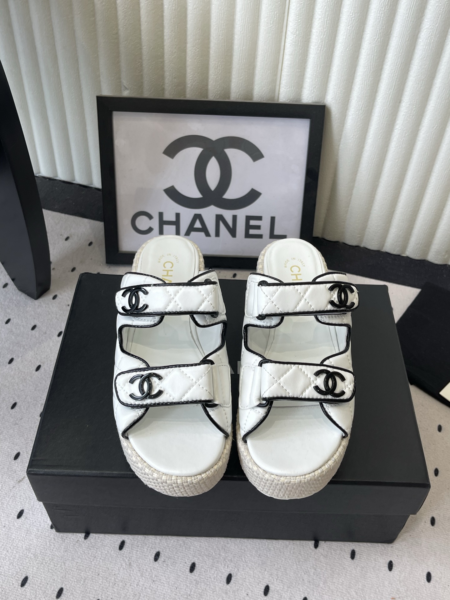 NO:903472,The top version of Chanel's new early spring beach shoes. A simple all-purpose artifact for all major stars. Original imported denim upper and imported sheepskin lining for feet. Original molded rubber outsole Size 35-39 (40 41 customized), slippers, chanel, slippers, sheepskin19860909Chanel新款早春沙滩鞋顶级版本 简单的万能百搭神器各大明星上脚神器 原版进口牛仔布鞋面进口羊皮内里垫脚 原版成型橡胶大底Size35-39（40 41订做）,拖鞋,chanel,slippers,sheepskin,Women's Shoes