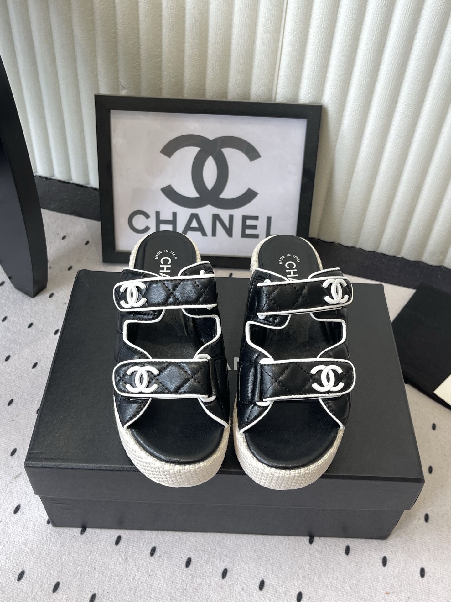 NO:903481,The top version of Chanel's new early spring beach shoes. A simple universal and versatile artifact for all major stars. Original imported denim/sheepskin upper imported sheepskin lining for feet. Original molded rubber outsole Size 35-39 (40 41 customized), slippers, chanel, slippers, sheepskin19860909Chanel新款早春沙滩鞋顶级版本 简单的万能百搭神器各大明星上脚神器 原版进口牛仔布/羊皮鞋面进口羊皮内里垫脚 原版成型橡胶大底Size35-39（40 41订做）,拖鞋,chanel,slippers,sheepskin,Women's Shoes