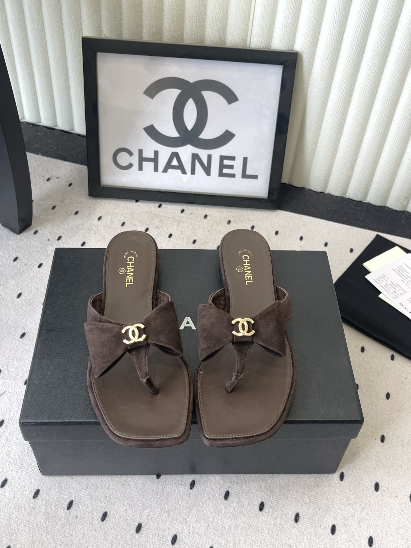 NO:903464,Chanel's new summer chain bow flip-flop flip-flops are available in high-end versions. In summer, you always need a pair of slippers with a sense of atmosphere. This pair of slippers is probably made for heart-warming moments. The gentle bow makes every step like carrying tiny stars. The flip-flop design is refreshing and neat, comfortable and versatile, whether you wear it with denim shorts to go for a wave on the beach, or wear a floral skirt to drink coffee on the street corner!  It can quietly add points to your look. It seems to put all the romance of summer on your feet. Sheepskin upper, sheepskin lining, code number 35-39 (40.41 custom-made, non-returnable), split-toe shoes, chanel, slippers, skirts, shorts, sheepskin19860909Chanel新款夏季链条蝴蝶结夹脚人字拖鞋 高版本出货 夏日总需要一双自带氛围感的拖鞋,这双拖鞋大概就是为心动时刻而生的.温柔的蝴蝶结,每走一步都像带着细碎的星光.夹脚设计清爽利落 舒适又百搭,无论是搭配牛仔短裤去海边踏浪,还是穿一条碎花裙去街角喝咖啡！它都能悄悄为你的造型加分. 仿佛把夏天的浪漫都穿在了脚上. 鞋面羊皮 内里垫脚羊皮 码数35-39（40.41定做不退换）,分趾鞋,chanel,slippers,skirts,shorts,sheepskin,Women's Shoes