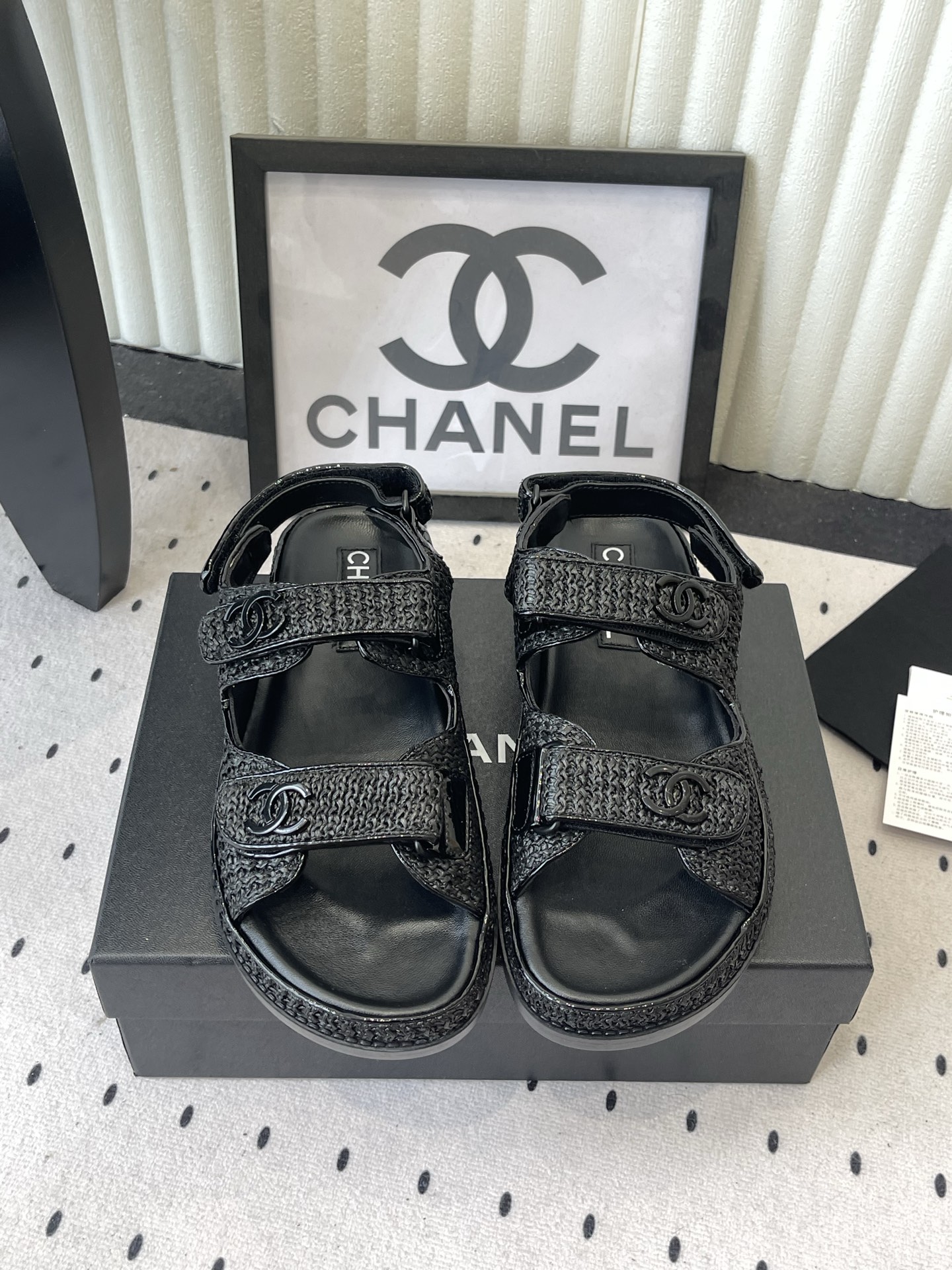 NO:903455,The top version of Chanel's new early spring beach shoes. A simple universal and versatile artifact for all major stars. Original imported denim/sheepskin upper imported sheepskin lining for feet. Original molded rubber outsole Size 35-39 (40 41 customized), slippers and sandals, chanel, sandals, slippers, sheepskin19860909Chanel新款早春沙滩鞋顶级版本 简单的万能百搭神器各大明星上脚神器 原版进口牛仔布/羊皮鞋面进口羊皮内里垫脚 原版成型橡胶大底Size35-39（40 41订做）,拖鞋凉鞋,chanel,sandals,slippers,sheepskin,Women's Shoes