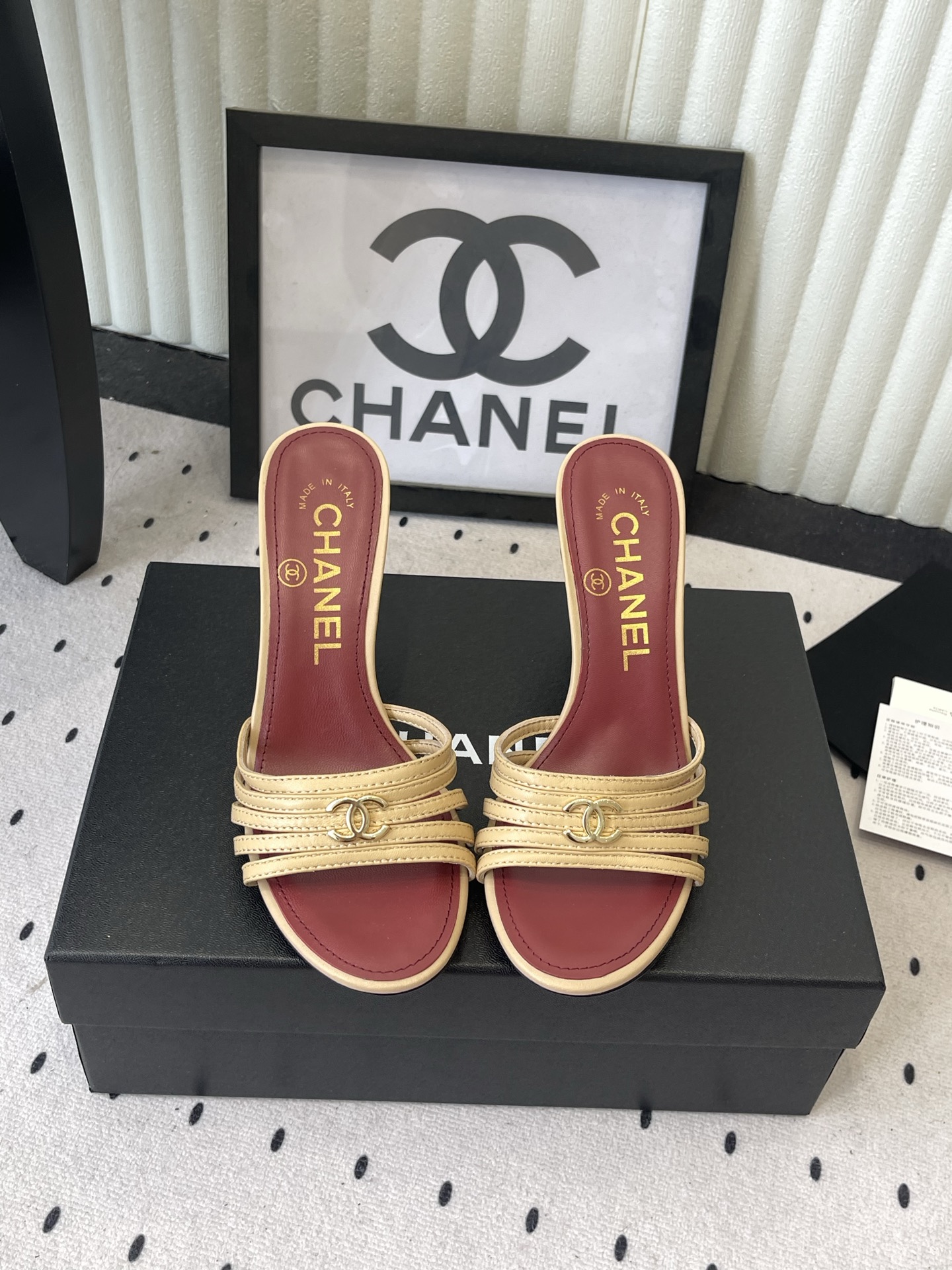 NO:903444,Chanel's new summer high-heeled slippers, high version. The design with thin straps is not only visually slimming, but also has a French style of laziness and sexiness. Just wear it with a long skirt or shorts, it is full of high-end feeling. Striped sheepskin upper, sheepskin lining for feet, Italian genuine leather outsole Size: 35-39 (40 41 42 custom-made), high-heeled shoes and slippers, chanel, high  heels,slippers,skirts,shorts,sheepskin,Leather soles19860909Chanel新款夏季高跟拖鞋 高版本 细带缠绕的设计不仅视觉上超显瘦 还自带一种法式的慵懒与性感 随便搭条长裙或者短裤 都是满满的高级感 条形羊皮鞋面 羊皮内里垫脚 意大利真皮大底 Size: 35-39（40 41 42订做）,高跟鞋拖鞋,chanel,high heels,slippers,skirts,shorts,sheepskin,Leather soles,Women's Shoes