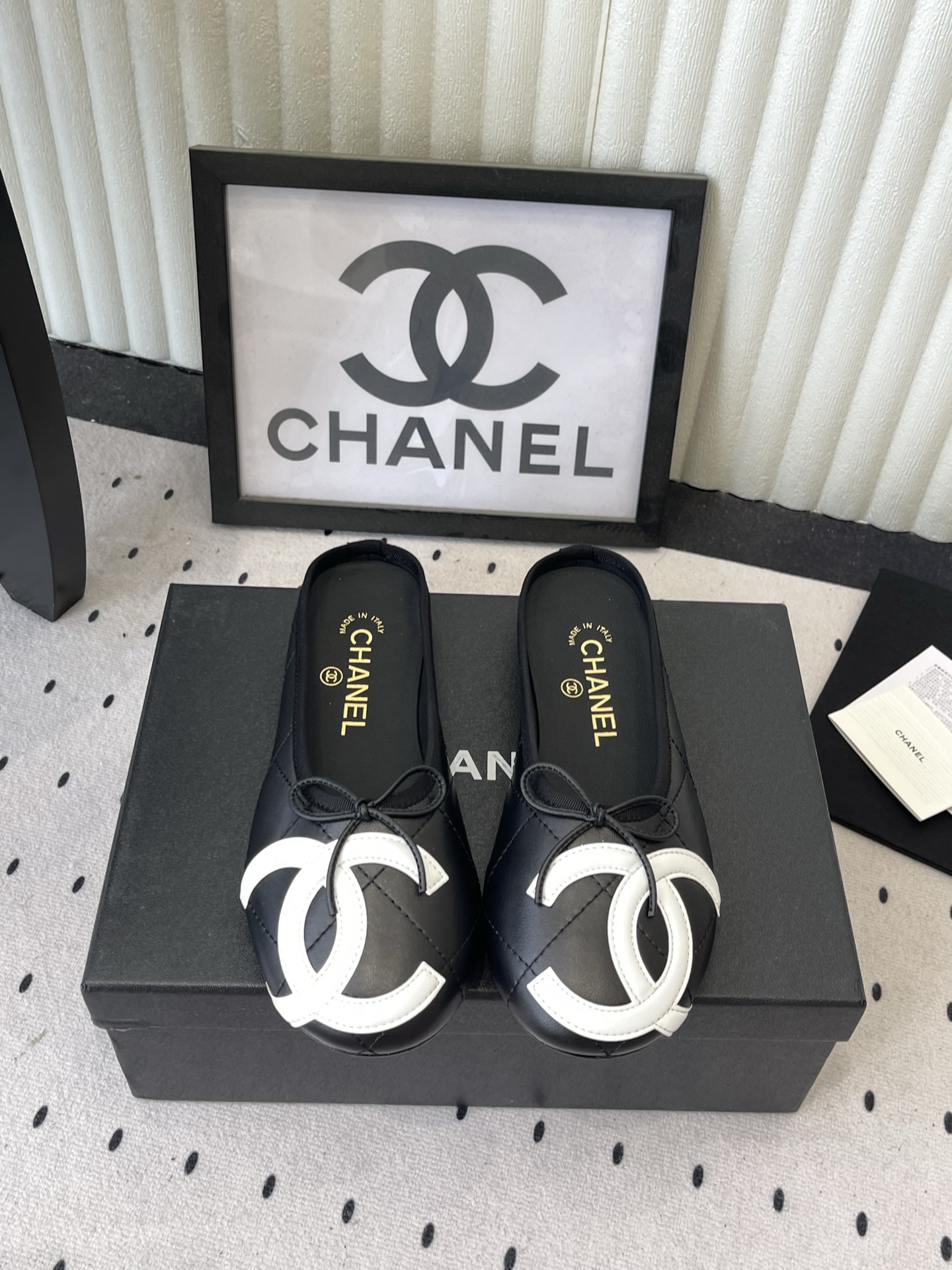 NO:905769,Chanel's new double C half-slip flat shoes, high version, counter quality, all materials are customized according to the original version!  Purchase authentic products developed. Fabric: Original customized sheepskin. Sheepskin lining. Original customized foot pads. Soles. Genuine leather outsole imported from Italy. Size: 35-41 (40 41 custom-made, non-refundable and non-exchangeable), single shoes, chanel, flats, sheepskin, Leather soles.19860909Chanel新款双C半拖平底鞋 高版本 专柜品质 所有材质都根据原版定制！购入正品开发 面料: 原版定制羊皮 内里羊皮 垫脚原版定制 鞋底意大利进口真皮大底 Size: 35-41 (40 41定做不退不换),单鞋,chanel,flats,sheepskin,Leather soles,Women's Shoes