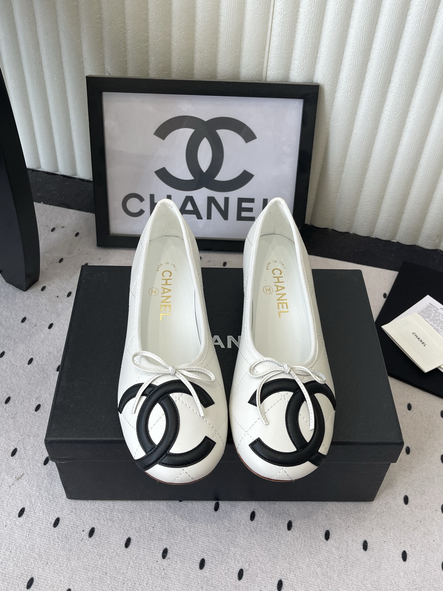 NO:905776,Chanel's new double C mid-heeled shoes, high version, counter quality, all materials are customized according to the original version!  Purchase authentic products developed. Fabric: Original customized sheepskin. Sheepskin lining. Original customized foot pads. Soles. Genuine leather outsole imported from Italy. Size: 35-41 (40 41 custom-made, non-refundable and non-exchangeable), single shoes, chanel, sheepskin, Leather soles.19860909Chanel新款双C中跟单鞋 高版本 专柜品质 所有材质都根据原版定制！购入正品开发 面料: 原版定制羊皮 内里羊皮 垫脚原版定制 鞋底意大利进口真皮大底 Size: 35-41 (40 41定做不退不换),单鞋,chanel,sheepskin,Leather soles,Women's Shoes