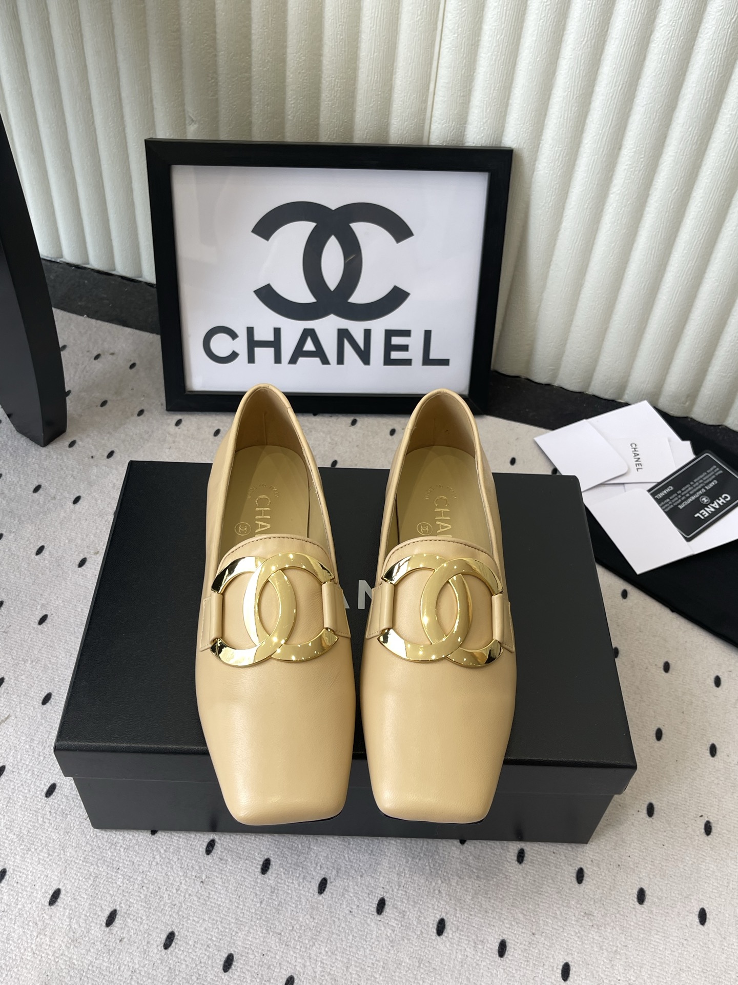 NO:922354,Chanel's new classic double C single shoes, high version series of new loafers full of retro style, elegant shoe shape, very pleasing to look at, small square toe, which makes the feet thinner, giving people a kind of retro feeling shoes of the era, European and American catwalk new style, hot product, beautiful legs and versatile. Original customized sheepskin/patent leather + original molded hardware buckle, original silk sheepskin lining, outsole: original Italian leather outsole. Size:  35-39 (40 41 customized, non-refundable), single shoes, chanel, loafers, sheepskin, Leather soles19860909Chanel新款经典双C单鞋 高版本 系列新品乐福鞋满满的复古风 秀气的鞋型 看着就很讨喜,小方头 衬托脚也变得瘦瘦的,上脚给人就是一种年代的复古情怀鞋、欧美走秀新款,爆款产品,穿起来美腿又百搭 原版定制羊皮/漆皮+原版开模五金扣 原版丝绸羊皮内里 大底:原版意大利真皮大底. Size: 35-39（40 41定做不退换）,单鞋,chanel,loafers,sheepskin,Leather soles,Women's Shoes