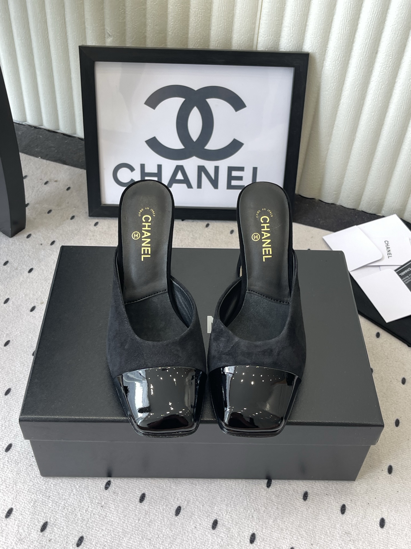 NO:922349,Chanel's new high-heeled shoes, high version series of new loafers are full of retro style and elegant shoe shape. They look very pleasing to the eye. The small square toe makes the feet thinner. The upper feet give people a kind of retro feeling shoes of the era. New models for European and American catwalks. Popular products. They look beautiful on the legs and are versatile. Original custom-made Yangjing/horse hair. Original silk sheepskin lining. Outsole: original Italian leather outsole. Size: 35-39 (40  41 Custom-made (non-refundable), semi-high heels, chanel, loafers, high heels, sheepskin, sheep, Leather soles19860909Chanel新款高跟单鞋 高版本 系列新品乐福鞋满满的复古风 秀气的鞋型 看着就很讨喜,小方头 衬托脚也变得瘦瘦的,上脚给人就是一种年代的复古情怀鞋、欧美走秀新款,爆款产品,穿起来美腿又百搭 原版定制羊京/马毛 原版丝绸羊皮内里 大底:原版意大利真皮大底. Size: 35-39（40 41定做不退换）,半拖高跟鞋,chanel,loafers,high heels,sheepskin,sheep,Leather soles,Women's Shoes