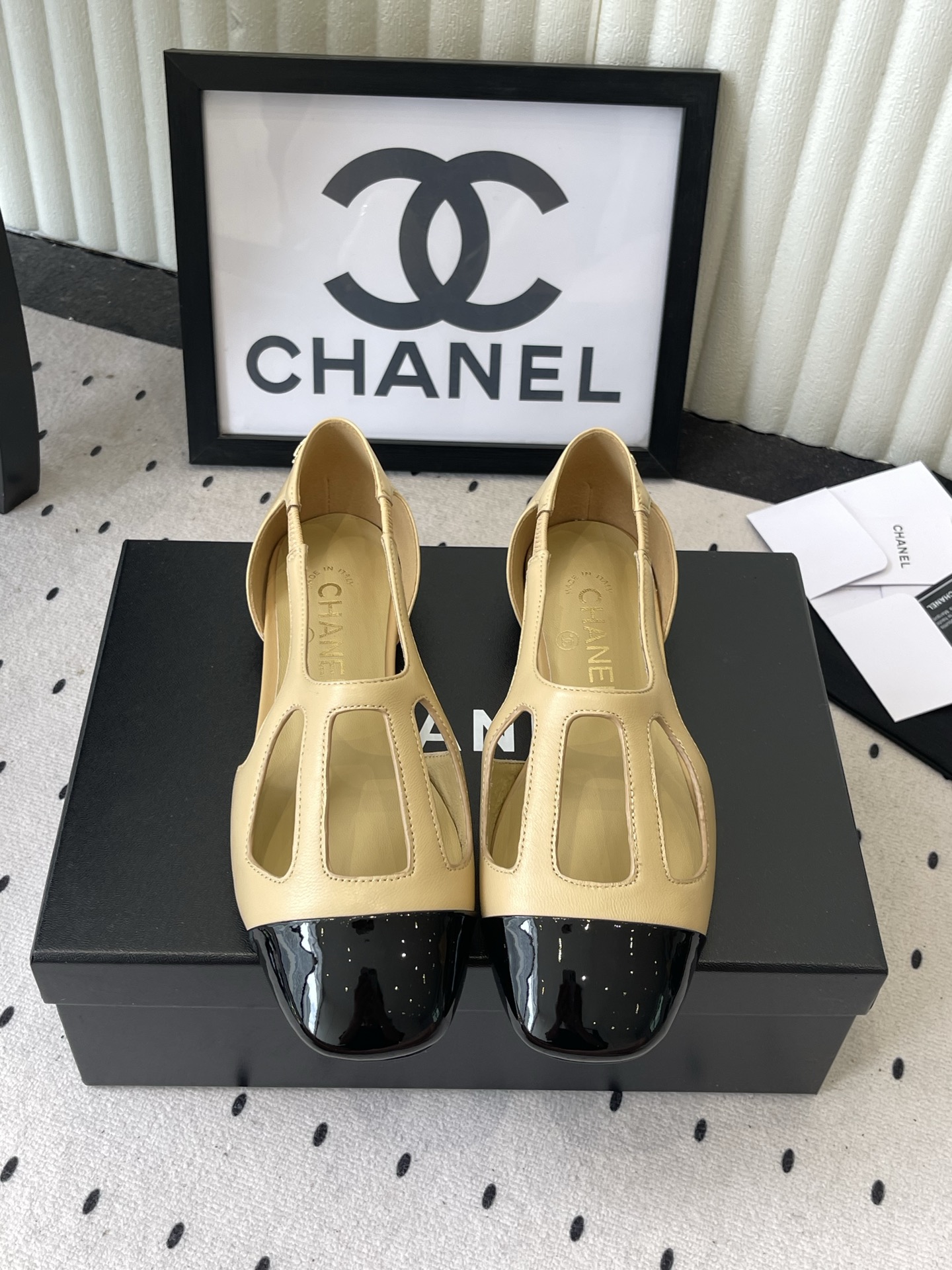 NO:922341,Chanel's new high-heeled shoes, high version series of new loafers are full of retro style and elegant shoe shape. They look very pleasing to the eye. The small square toe makes the feet thinner. The upper feet give people a kind of retro feeling shoes of the era. New models for European and American catwalks. Popular products. They look beautiful and versatile. Original custom-made imported sheepskin. Original silk sheepskin lining. Outsole: original Italian leather outsole. Size: 35-39 (40  41 Customized (non-refundable), Mary Jane, chanel, loafers, mary jane, sheepskin, Leather soles19860909Chanel新款高跟单鞋 高版本 系列新品乐福鞋满满的复古风 秀气的鞋型 看着就很讨喜,小方头 衬托脚也变得瘦瘦的,上脚给人就是一种年代的复古情怀鞋、欧美走秀新款,爆款产品,穿起来美腿又百搭 原版定制进口羊皮 原版丝绸羊皮内里 大底:原版意大利真皮大底. Size: 35-39（40 41定做不退换）,玛丽珍,chanel,loafers,mary jane,sheepskin,Leather soles,Women's Shoes