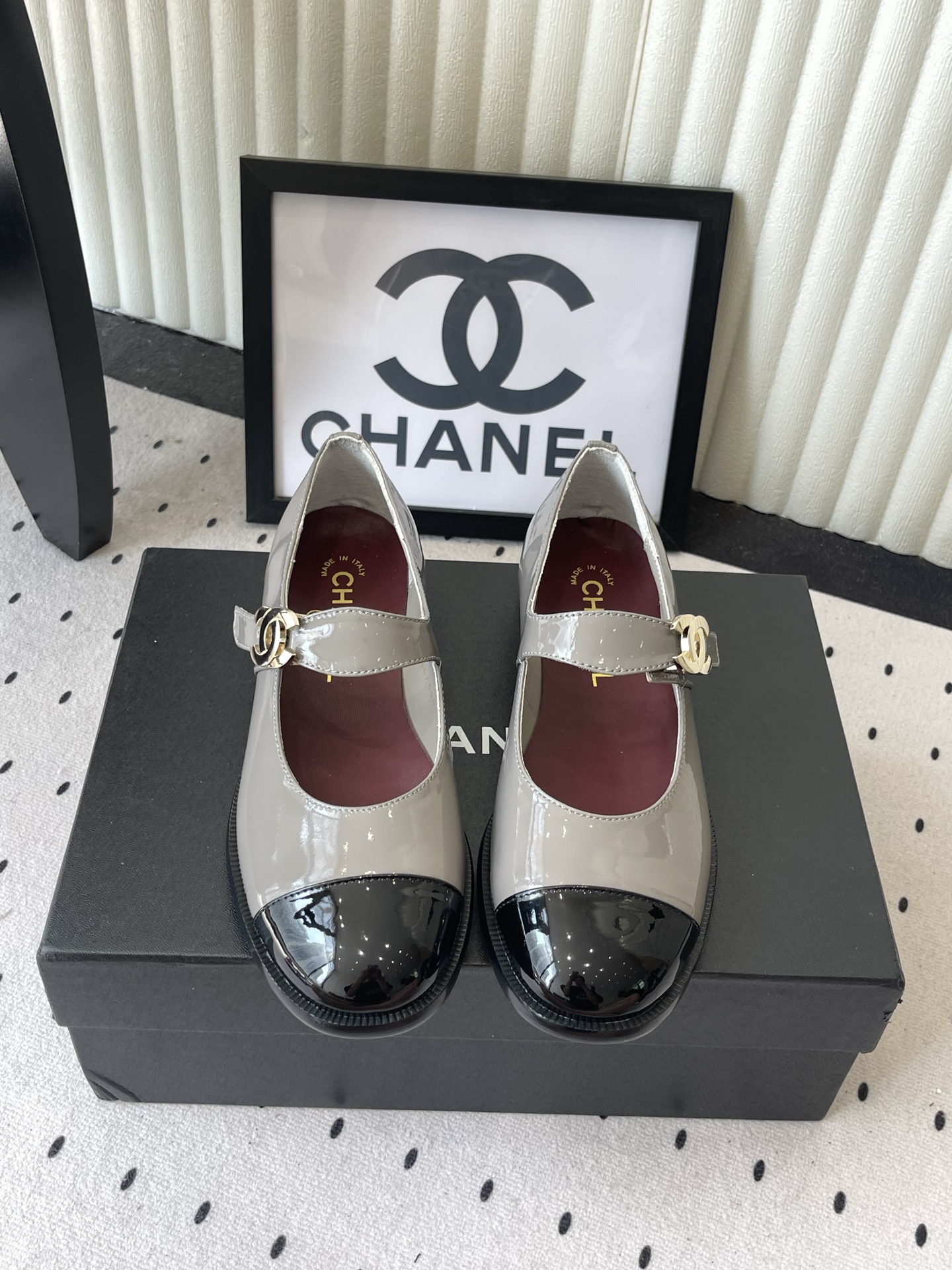 NO:922325,Chanel's new Mary Jane shoes, high version, retro Hong Kong style, autumn and winter coats with a very girly atmosphere, super eye-catching for spring and summer. Large round-toe shoe shape, wide enough to accommodate wide feet, without squeezing toes at all. One-word buckle with metal double C logo, low-key and refined, full of details. Flat and soft bottom, not tired after shopping and walking all day. Suitable for pleated skirts, skirts, jeans, can be worn all year round. Upper: Patent leather/cow leather, lining sheepskin  Padded sheepskin Outsole: Italian genuine leather outsole Heel height: 2.5cm Size35-39 (customized for 40 41 42), Mary Jane, chanel, mary jane, skirts, jeans, cowhide, sheepskin, Leather soles19860909Chanel新款玛丽珍单鞋 高版本 复古港风 秋冬大衣氛围感神器少女感爆棚,春夏穿超亮眼 圆头鞋型巨包容宽脚肉脚,完全不挤脚趾 一字搭扣搭配金属双C标,低调精致,细节满分 平底软底,逛街暴走一整天都不累脚 配百褶裙、半身裙、牛仔裤都适配,一年四季都能穿 鞋面: 漆皮/牛皮 内里羊皮 垫脚羊皮 大底:意大利真皮大底 跟高: 2.5cm Size35-39（40 41 42订做）,玛丽珍,chanel,mary jane,skirts,jeans,cowhide,sheepskin,Leather soles,Women's Shoes