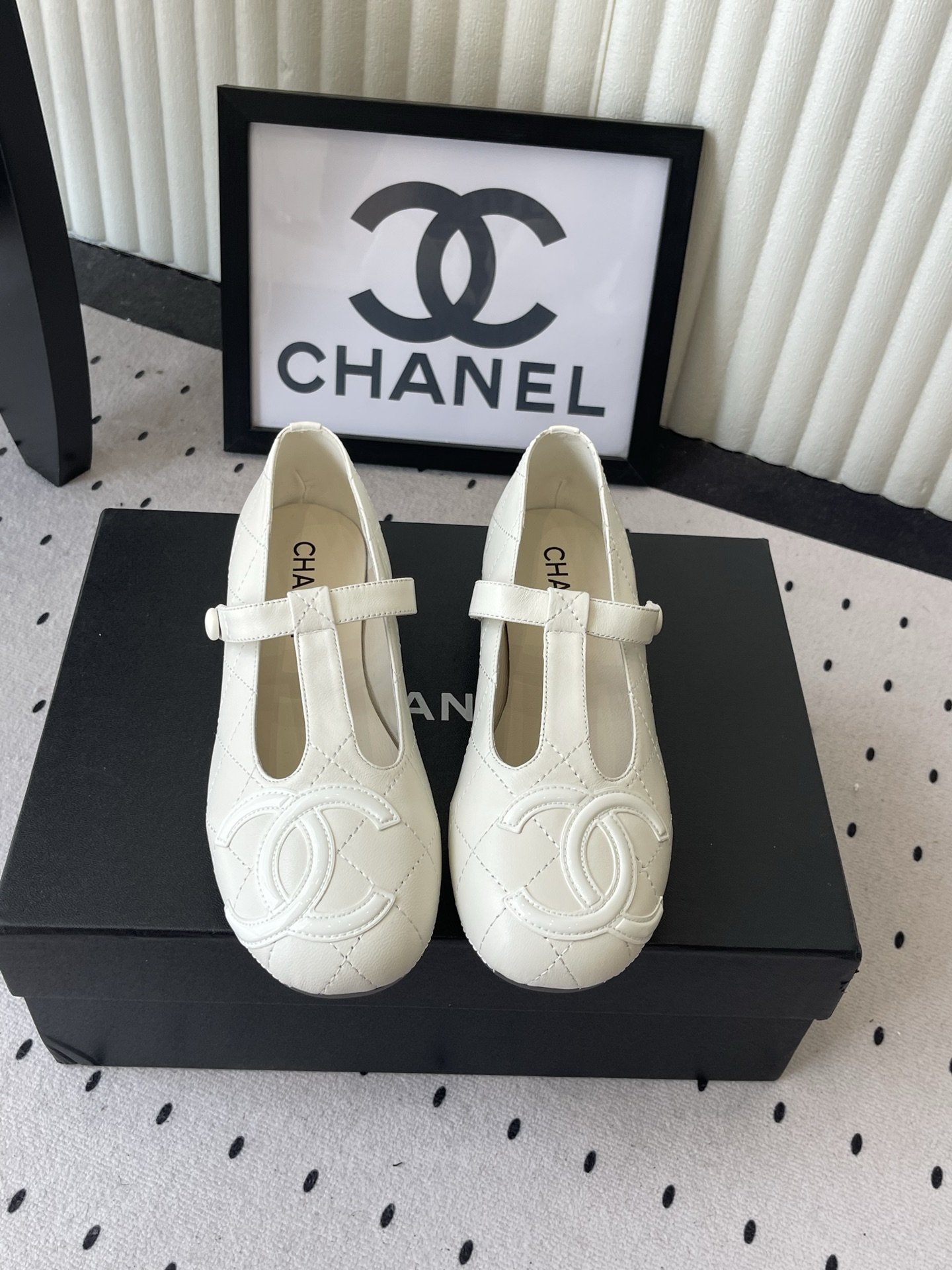 NO:922334,Chanel's new shoes, high version, worn by many celebrities and Internet celebrities, a versatile series popularized by domestic and foreign bloggers, a must-have for spring and summer wardrobes, imported sheepskin upper, imported crystal sheepskin lining, original molded custom outsole Size: 35-39 (customized 40 41), Mary Jane, chanel, mary jane, sheepskin19860909Chanel新款单鞋 高版本 众多明星网红上脚 国内外博主刷爆的一个百搭系列 春夏衣橱搭配必备 进口羊皮鞋面 进口水晶羊皮内里 原版开模定制大底 Size: 35-39（40 41订做）,玛丽珍,chanel,mary jane,sheepskin,Women's Shoes
