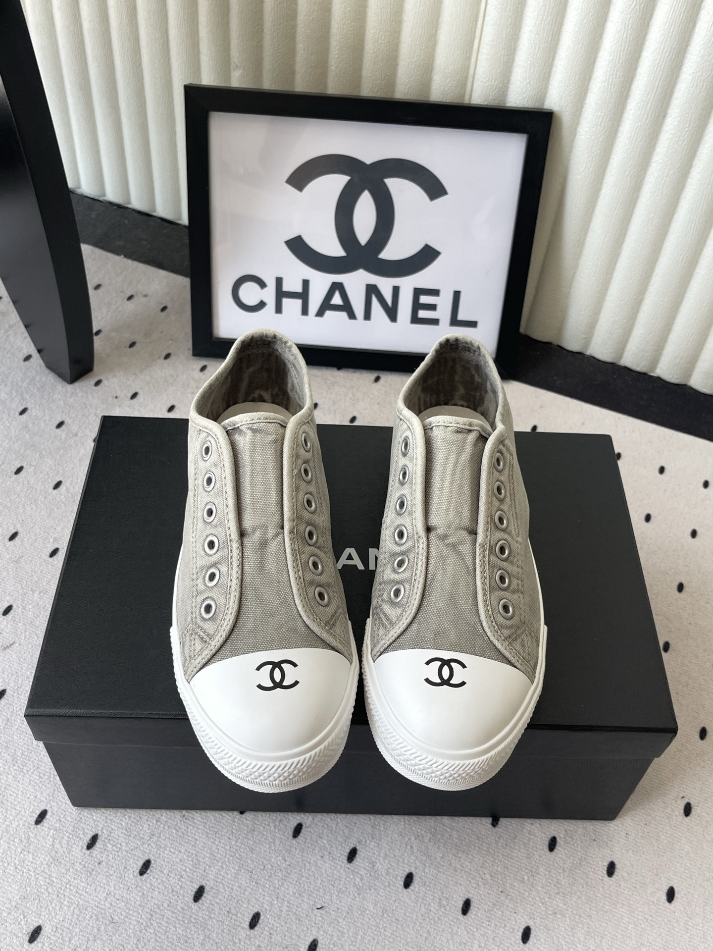 NO:922319,Chanel Chanel 26ss new biscuit canvas shoes have been developed for several months and the latest version has finally come out. The top casual sports shoes in the counter. This classic design has a simple style on the upper, but the outsole is fashionable and sporty. It incorporates a variety of color matching elements... The diversified mix and match is very good-looking and versatile, casual, fashionable, sports and outdoor can be taken into account... The upper is made of canvas and the lining is made of sheepskin. The outsole is based on the wear-resistant rubber outsole. The size is 35-39 (40).  41 customized), casual shoes/sports shoes, chanel, chanel, sneakers, sheepskin19860909Chanel 香奈儿 26ss新款饼干帆布鞋 开发了几个月最高版本终于出来了 专柜顶级休闲款运动鞋 这款经典设计 鞋面简洁的风格 大底却时尚运动 不平凡的拥入了多种配色元素…… 多元化混搭非常好看百搭,休闲,时尚,运动,户外都能兼顾…… 鞋面采用 帆布 内里采用 羊皮 大底根据 耐磨橡胶大底 码数35-39（40 41定做）,休闲鞋/运动鞋,chanel,chanel,sneakers,sheepskin,Women's Shoes