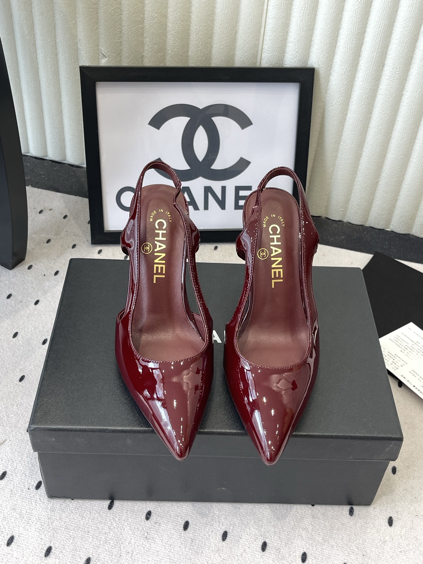 NO:925145,CHANEL Xiaoxiangfeng Chanel's empty back high-heeled shoes and sandals are so heart-breaking!  The classic black and white/beige and black contrasting pointed toe design is neat and elegant, and perfectly outlines the lines of the feet. The delicate leather material is soft to the touch and super comfortable on the feet. The height of the cat heel balances both aura and practicality, making it suitable for daily commuting or dating. The rhombus pattern wing details on the back strap are very recognizable, and the double C logo is low-key to highlight the texture. The three colors have their own charm, and you won’t be surprised when you close your eyes. It is an indispensable style in the shoe cabinet~ The upper is cow patent leather  Sheepskin lining, genuine leather sole, heel height 9cm, size 35-39 (set at 40.41), high heels sandals, chanel, chanel, sandals, high heels, sheepskin19860909CHANEL小香风香奈儿后空高跟鞋凉鞋也太戳心了！经典的黑白/米黑撞色尖头设计,利落又优雅,完美勾勒脚型线条.细腻的真皮材质触感软糯,上脚超舒服,猫跟高度兼顾气场与实穿性,日常通勤或约会都能hold住.后绊带的菱格纹翅膀细节超有辨识度,双C标识低调彰显质感,三款配色各有韵味,闭眼入都不踩雷,是鞋柜里不可缺的气质款～ 鞋面牛漆皮 内里羊皮 鞋底真皮底 跟高9cm 码数35-39（40.41定）,高跟鞋凉鞋,chanel,chanel,sandals,high heels,sheepskin,Women's Shoes