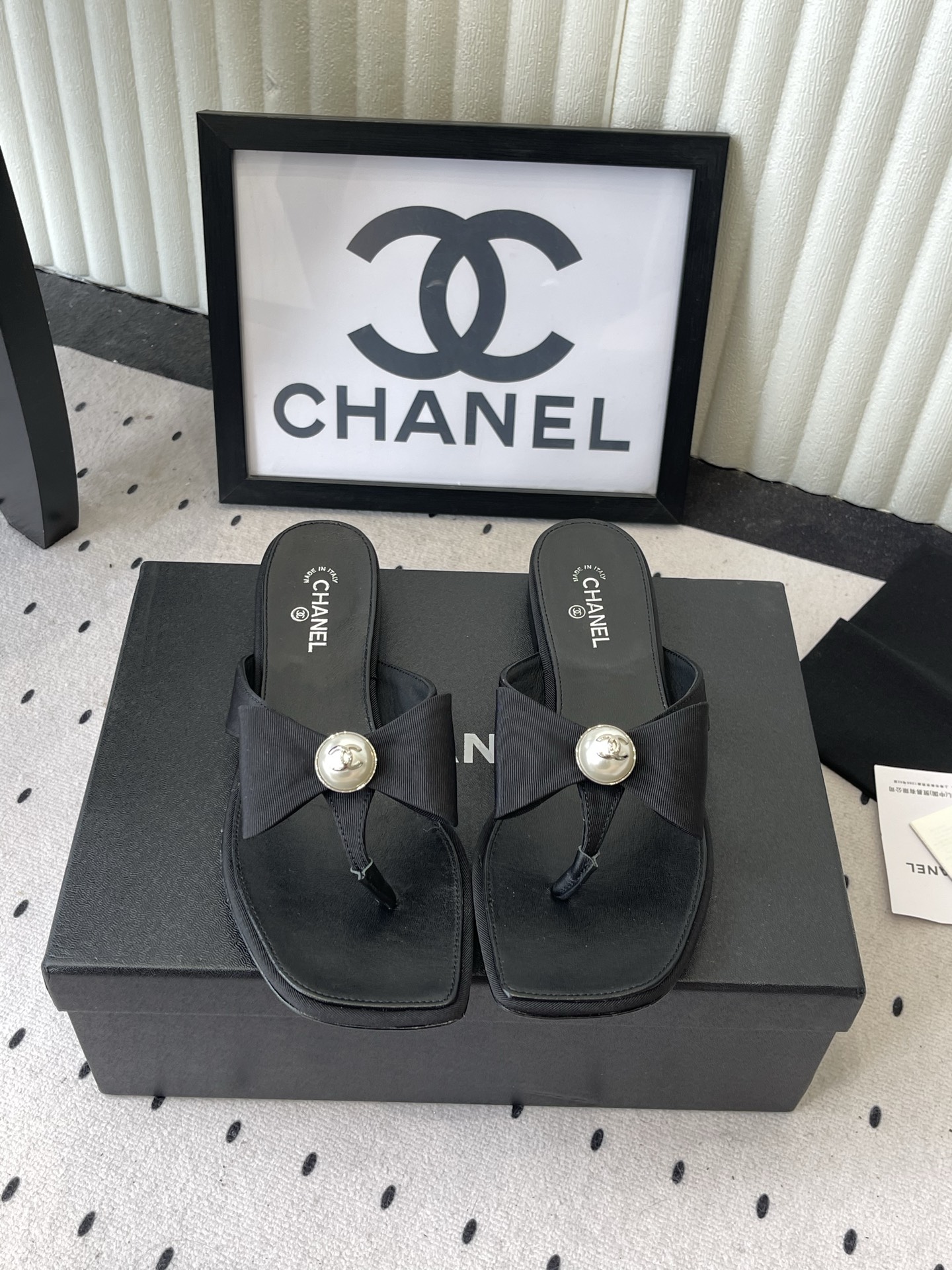 NO:930399,Chanel's new summer chain bow flip-flop flip-flops are available in high-end versions. In summer, you always need a pair of slippers with a sense of atmosphere. This pair of slippers is probably made for heart-warming moments. The gentle bow makes every step like carrying tiny stars. The flip-flop design is refreshing and neat, comfortable and versatile, whether you wear it with denim shorts to go for a wave on the beach, or wear a floral skirt to drink coffee on the street corner!  It can quietly add points to your look. It seems to put all the romance of summer on your feet. Sheepskin upper, sheepskin lining, code number 35-39 (40.41 custom-made, non-returnable), split-toe shoes, chanel, slippers, skirts, shorts, sheepskin19860909Chanel新款夏季链条蝴蝶结夹脚人字拖鞋 高版本出货 夏日总需要一双自带氛围感的拖鞋,这双拖鞋大概就是为心动时刻而生的.温柔的蝴蝶结,每走一步都像带着细碎的星光.夹脚设计清爽利落 舒适又百搭,无论是搭配牛仔短裤去海边踏浪,还是穿一条碎花裙去街角喝咖啡！它都能悄悄为你的造型加分. 仿佛把夏天的浪漫都穿在了脚上. 鞋面羊皮 内里垫脚羊皮 码数35-39（40.41定做不退换）,分趾鞋,chanel,slippers,skirts,shorts,sheepskin,Women's Shoes
