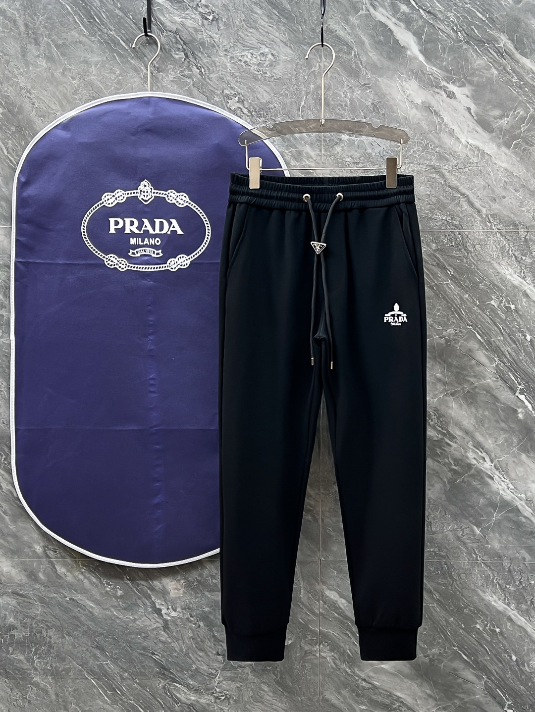 NO:119099,.Prada 2025 spring and summer casual pants are a new aesthetic interpretation, interpreting a strong style and fashionable style, with a strong sense of detail and design. The classic brand logo is used as a color combination to interpret classic brand fashion, adding luster to the overall shape. Imported fabrics are soft and comfortable. The inner woven surface is flat and has excellent comfort, simple and unique charm. European trade channels, Italian overseas warehouse straight hair, and overseas boutique limited sales. The new casual and fashionable sweatpants in spring and summer, this sweatpants adopt the design of a big brand to create a fashionable and trendy style, with exquisite details and in place, showing super high quality.  The trousers are decorated with iconic brand logos, highlighting the brand style, creating fashionable and diverse styles. Imported fabrics are carefully crafted, soft and comfortable, and are skin-friendly and warm. They are a pair of pants that are comfortable at home and out. You can go out with a casual jacket and sweatshirt~ Color black blue Size: M L XL 2XL 3XL M size waist 74-Hip circumference 98-Pants length 99-Feet 21 L size waist 78-Hip circumference 102-Pants length 99-Feet regumference 22 XL size waist circumference 82-Hip circumference 106-Pants length 100-Feet regumference 23 2XL size waist circumference 86-Hip circumference 110-Pants length 101-Feet regumference 24  3XL size waist 90-hip 114-trouser length 102-foot mouth 25, prada, hoodie, sweatshirts, jackets & coats, alexander wang19860909.普拉达 2025 春夏休闲裤子 美学的焕新诠释,演绎浓郁的格调型时尚风范,细节感和设计感强悍.经典品牌标识做为色彩搭配,演绎经典的品牌时尚,为整体造型增光添彩.进口面料,柔软舒适.内里织面平整 舒适度极佳,简洁而富有独特魅力. 欧洲贸易渠道,意大利海外仓直发,海外精品限定销售.25春夏新款休闲时尚卫裤,这款卫裤采用大牌的设计打造时尚潮流感,细节处理精致到位,展现超高的品质. 裤身上点缀标志性品牌标识,彰显品牌格调,打造时尚多样的造型.进口面料精心打造,柔软舒适,还亲肤保暖,是居家和外出都很舒适的一款裤子,随便搭个外套卫衣就可以出门啦~ 颜色黑色 蓝色 尺码:M L XL 2XL 3XL M码腰围74-臀围98-裤长99-脚口21 L码腰围78-臀围102-裤长99-脚口22 XL码腰围82-臀围106-裤长100-脚口23 2XL码腰围86-臀围-110-裤长101-脚口24 3XL码腰围90-臀围114-裤长102-脚口25,,prada,hoodie,sweatshirts,jackets & coats,alexander wang,Men's clothing