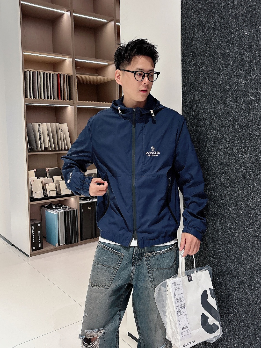 NO:123382,MO# 25 Spring and Summer Men's High-end Weaving/Trench Coat Series Jackets High-end Boutique Series, Men and Women's Same Style, Trading Company Channel Orders, Official Website Counter Series, Exclusively launched the most popular series of men and women's Same Styles in the industry, Classic Urban Casual Style, Versatile Simple Style, Couple Jackets!  It can be said to be a must-have for spring and summer. A brand new design style, subversive design, iconic brand pattern logo, new dustproof fabric, light waterproof, casual T-shirt, super fashionable upper body, especially easy to match, spring and summer concave style is naturally indispensable for such high-end configuration. Moreover, its dressing magic is very powerful, basically all types are easy to control, casual style configuration, without discomfort, the new style and tone are more outstanding, and the charm of the outfit is naturally more advanced, more outstanding, more outstanding, but it does not lose temperature. Whether it is for external wear or internal wear, I believe this model is the perfect choice!  !  !  Color black blue Number of code M L XL 2XL 3XL Size data M: bust 112cm-shoulder width 45cm-coat length 67cm-sleeve length 62cm L: bust 116cm-shoulder width 46cm-coat length 69cm-sleeve length 63cm XL: bust 120cm-shoulder width 47cm-coat length 71cm-sleeve length 64cm 2XL: bust 124cm-shoulder width 48cm-coat length 73cm-sleeve length 65cm 3XL: bust 128cm-shoulder width 49cm-coat length 75cm-sleeve length 66cm, Jackets & coats,tees, t-shirt, alexander wang19860909MO# 25春夏 男装高端梭织/风衣 系列外套 高端精品系列,男女同款,贸易公司渠道订单,官网专柜在售系列,业内独家首发经典主线里最抢手最火爆的系列男女同款,经典都市休闲风尚,百搭简约范,情侣款外套！可以说是春夏季必备款了 全新设计风格,颠覆认知的设计,标志性品牌图案标识,全新防尘面料,轻度防水,随便搭件T恤,上身超时髦,特别的便于搭配,春夏季凹造型自然是少不了这样的高档配置 并且它的穿搭魔力十分之强大,基本上各种类型都是轻而易举的驾驭,休闲的版型配置,不会不适感,全新风格以及调性更加的出色更加的出众,穿搭的魅力自然也更加的高级,更加的出彩更加的显帅,但是又不失温度,无论是外穿还是内搭,我相信此款都是完美之选！！！ 颜色黑色 蓝色 码数M L XL 2XL 3XL 尺码数据 M码:胸围112cm-肩宽45cm-衣长67cm-袖长62cm L码:胸围116cm-肩宽46cm-衣长69cm-袖长63cm XL码:胸围120cm-肩宽47cm-衣长71cm-袖长64cm 2XL码:胸围124cm-肩宽48cm-衣长73cm-袖长65cm 3XL码:胸围128cm-肩宽49cm-衣长75cm-袖长66cm,,jackets & coats,tees，t-shirt,alexander wang,Men's clothing