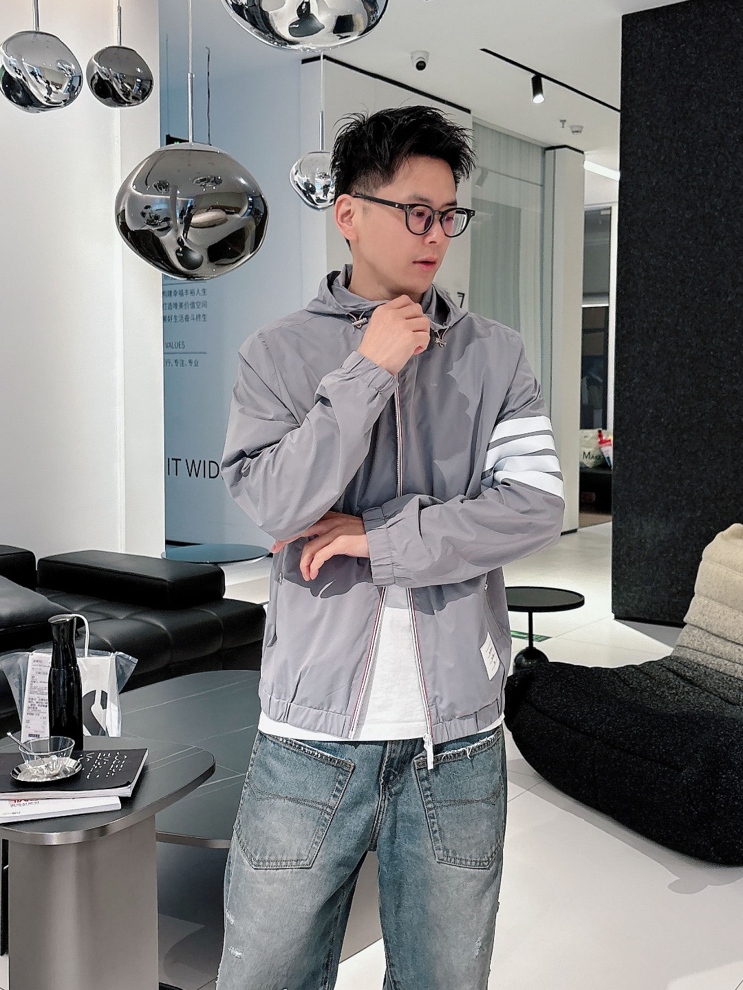 NO:123386,TB# 25 Spring and Summer Men's High-end Weaving/Trench Coat Series Jackets High-end Boutique Series, Men and Women's Same Style, Trading Company Channel Orders, Official Website Counter Series, Exclusive First-Open Classic Main Lines, The Most Popular Series Men and Women's Same Style, Classic Urban Casual Style, Versatile Simple Style, Couple Style Jackets!  It can be said to be a must-have for spring and summer. A brand new design style, subversive design, iconic brand pattern logo, new dustproof fabric, light waterproof, casual T-shirt, super fashionable upper body, especially easy to match, spring and summer concave style is naturally indispensable for such high-end configuration. Moreover, its dressing magic is very powerful, basically all types are easy to control, casual style configuration, without discomfort, the new style and tone are more outstanding, and the charm of the outfit is naturally more advanced, more outstanding, more outstanding, but it does not lose temperature. Whether it is for external wear or internal wear, I believe this model is the perfect choice!  !  !  Color black gray Number of codes M L XL 2XL 3XL Size data M: bust 112cm-shoulder width 45cm-coat length 67cm-sleeve length 62cm L: bust 116cm-shoulder width 46cm-coat length 69cm-sleeve length 63cm XL: bust 120cm-shoulder width 47cm-coat length 71cm-sleeve length 64cm 2XL: bust 124cm-shoulder width 48cm-coat length 73cm-sleeve length 65cm 3XL: bust 128cm-shoulder width 49cm-coat length 75cm-sleeve length 66cm, Jackets & coats,tees, t-shirt, alexander wang19860909TB# 25春夏 男装高端梭织/风衣 系列外套 高端精品系列,男女同款,贸易公司渠道订单,官网专柜在售系列,业内独家首发经典主线里最抢手最火爆的系列男女同款,经典都市休闲风尚,百搭简约范,情侣款外套！可以说是春夏季必备款了 全新设计风格,颠覆认知的设计,标志性品牌图案标识,全新防尘面料,轻度防水,随便搭件T恤,上身超时髦,特别的便于搭配,春夏季凹造型自然是少不了这样的高档配置 并且它的穿搭魔力十分之强大,基本上各种类型都是轻而易举的驾驭,休闲的版型配置,不会不适感,全新风格以及调性更加的出色更加的出众,穿搭的魅力自然也更加的高级,更加的出彩更加的显帅,但是又不失温度,无论是外穿还是内搭,我相信此款都是完美之选！！！ 颜色黑色 灰色 码数M L XL 2XL 3XL 尺码数据 M码:胸围112cm-肩宽45cm-衣长67cm-袖长62cm L码:胸围116cm-肩宽46cm-衣长69cm-袖长63cm XL码:胸围120cm-肩宽47cm-衣长71cm-袖长64cm 2XL码:胸围124cm-肩宽48cm-衣长73cm-袖长65cm 3XL码:胸围128cm-肩宽49cm-衣长75cm-袖长66cm,,jackets & coats,tees，t-shirt,alexander wang,Men's clothing