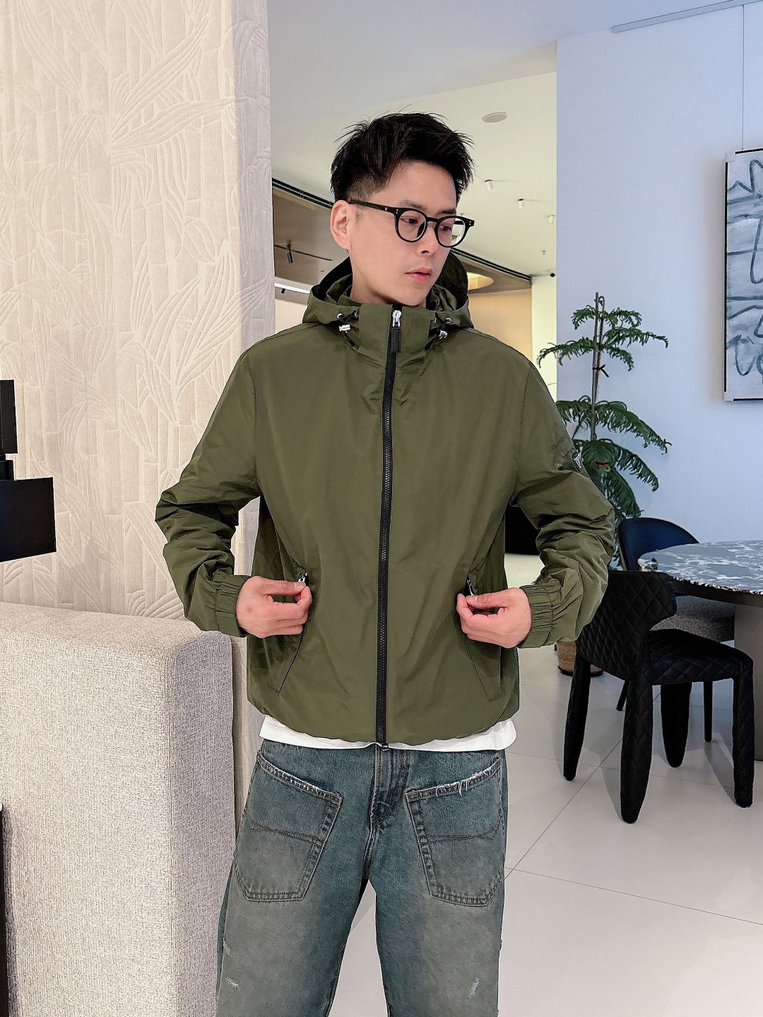 NO:123389,PD# 25 Spring and Summer Men's High-end Weaving/Trench Coat Series Jackets High-end Boutique Series, Men and Women's Same Style, Trading Company Channel Orders, Official Website Counter Series, Exclusive First-Open Classic Main Lines, The Most Popular and Most Popular Series Men and Women's Same Style, Classic Urban Casual Style, Versatile Simple Style, Couple Style Jackets!  It can be said to be a must-have for spring and summer. A brand new design style, subversive design, iconic brand pattern logo, new dustproof fabric, light waterproof, casual T-shirt, super fashionable upper body, especially easy to match, spring and summer concave style is naturally indispensable for such high-end configuration. Moreover, its dressing magic is very powerful, basically all types are easy to control, casual style configuration, without discomfort, the new style and tone are more outstanding, and the charm of the outfit is naturally more advanced, more outstanding, more outstanding, but it does not lose temperature. Whether it is for external wear or internal wear, I believe this model is the perfect choice!  !  !  Color black green Number of code M L XL 2XL 3XL Size data M: bust 112cm-shoulder width 45cm-coat length 67cm-sleeve length 62cm L: bust 116cm-shoulder width 46cm-coat length 69cm-sleeve length 63cm XL: bust 120cm-shoulder width 47cm-coat length 71cm-sleeve length 64cm 2XL: bust 124cm-shoulder width 48cm-coat length 73cm-sleeve length 65cm 3XL: bust 128cm-shoulder width 49cm-coat length 75cm-sleeve length 66cm, Jackets & coats,tees, t-shirt, alexander wang19860909PD# 25春夏 男装高端梭织/风衣 系列外套 高端精品系列,男女同款,贸易公司渠道订单,官网专柜在售系列,业内独家首发经典主线里最抢手最火爆的系列男女同款,经典都市休闲风尚,百搭简约范,情侣款外套！可以说是春夏季必备款了 全新设计风格,颠覆认知的设计,标志性品牌图案标识,全新防尘面料,轻度防水,随便搭件T恤,上身超时髦,特别的便于搭配,春夏季凹造型自然是少不了这样的高档配置 并且它的穿搭魔力十分之强大,基本上各种类型都是轻而易举的驾驭,休闲的版型配置,不会不适感,全新风格以及调性更加的出色更加的出众,穿搭的魅力自然也更加的高级,更加的出彩更加的显帅,但是又不失温度,无论是外穿还是内搭,我相信此款都是完美之选！！！ 颜色黑色 绿色 码数M L XL 2XL 3XL 尺码数据 M码:胸围112cm-肩宽45cm-衣长67cm-袖长62cm L码:胸围116cm-肩宽46cm-衣长69cm-袖长63cm XL码:胸围120cm-肩宽47cm-衣长71cm-袖长64cm 2XL码:胸围124cm-肩宽48cm-衣长73cm-袖长65cm 3XL码:胸围128cm-肩宽49cm-衣长75cm-袖长66cm,,jackets & coats,tees，t-shirt,alexander wang,Men's clothing