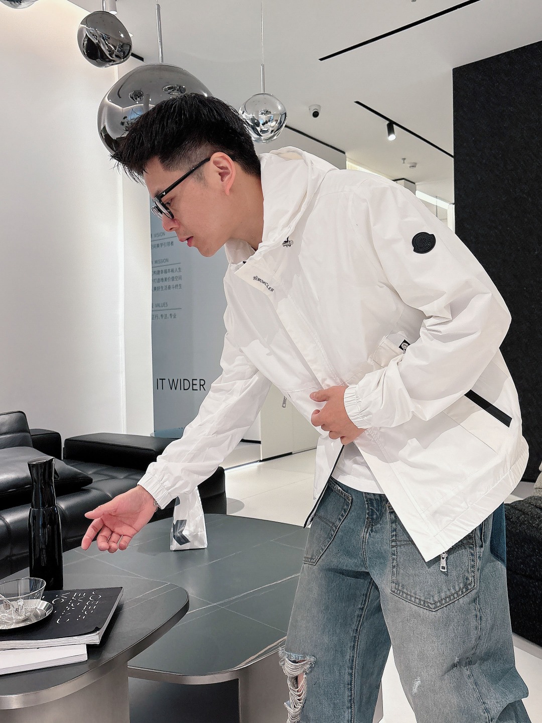 NO:123392,MO# 25 Spring and Summer Men's High-end Weaving/Trench Coat Series Jackets High-end Boutique Series, Men and Women's Same Style, Trading Company Channel Orders, Official Website Counter Series, Exclusively launched the most popular series of men and women's Same Styles in the industry, Classic Urban Casual Style, Versatile Simple Style, Couple Jackets!  It can be said to be a must-have for spring and summer. A brand new design style, subversive design, iconic brand pattern logo, new dustproof fabric, light waterproof, casual T-shirt, super fashionable upper body, especially easy to match, spring and summer concave style is naturally indispensable for such high-end configuration. Moreover, its dressing magic is very powerful, basically all types are easy to control, casual style configuration, without discomfort, the new style and tone are more outstanding, and the charm of the outfit is naturally more advanced, more outstanding, more outstanding, but it does not lose temperature. Whether it is for external wear or internal wear, I believe this model is the perfect choice!  !  !  Color black white Number of code M L XL 2XL 3XL Size data M: bust 112cm-shoulder width 45cm-coat length 67cm-sleeve length 62cm L: bust 116cm-shoulder width 46cm-coat length 69cm-sleeve length 63cm XL: bust 120cm-shoulder width 47cm-coat length 71cm-sleeve length 64cm 2XL: bust 124cm-shoulder width 48cm-coat length 73cm-sleeve length 65cm 3XL: bust 128cm-shoulder width 49cm-coat length 75cm-sleeve length 66cm, Jackets & coats,tees, t-shirt, alexander wang19860909MO# 25春夏 男装高端梭织/风衣 系列外套 高端精品系列,男女同款,贸易公司渠道订单,官网专柜在售系列,业内独家首发经典主线里最抢手最火爆的系列男女同款,经典都市休闲风尚,百搭简约范,情侣款外套！可以说是春夏季必备款了 全新设计风格,颠覆认知的设计,标志性品牌图案标识,全新防尘面料,轻度防水,随便搭件T恤,上身超时髦,特别的便于搭配,春夏季凹造型自然是少不了这样的高档配置 并且它的穿搭魔力十分之强大,基本上各种类型都是轻而易举的驾驭,休闲的版型配置,不会不适感,全新风格以及调性更加的出色更加的出众,穿搭的魅力自然也更加的高级,更加的出彩更加的显帅,但是又不失温度,无论是外穿还是内搭,我相信此款都是完美之选！！！ 颜色黑色 白色 码数M L XL 2XL 3XL 尺码数据 M码:胸围112cm-肩宽45cm-衣长67cm-袖长62cm L码:胸围116cm-肩宽46cm-衣长69cm-袖长63cm XL码:胸围120cm-肩宽47cm-衣长71cm-袖长64cm 2XL码:胸围124cm-肩宽48cm-衣长73cm-袖长65cm 3XL码:胸围128cm-肩宽49cm-衣长75cm-袖长66cm,,jackets & coats,tees，t-shirt,alexander wang,Men's clothing