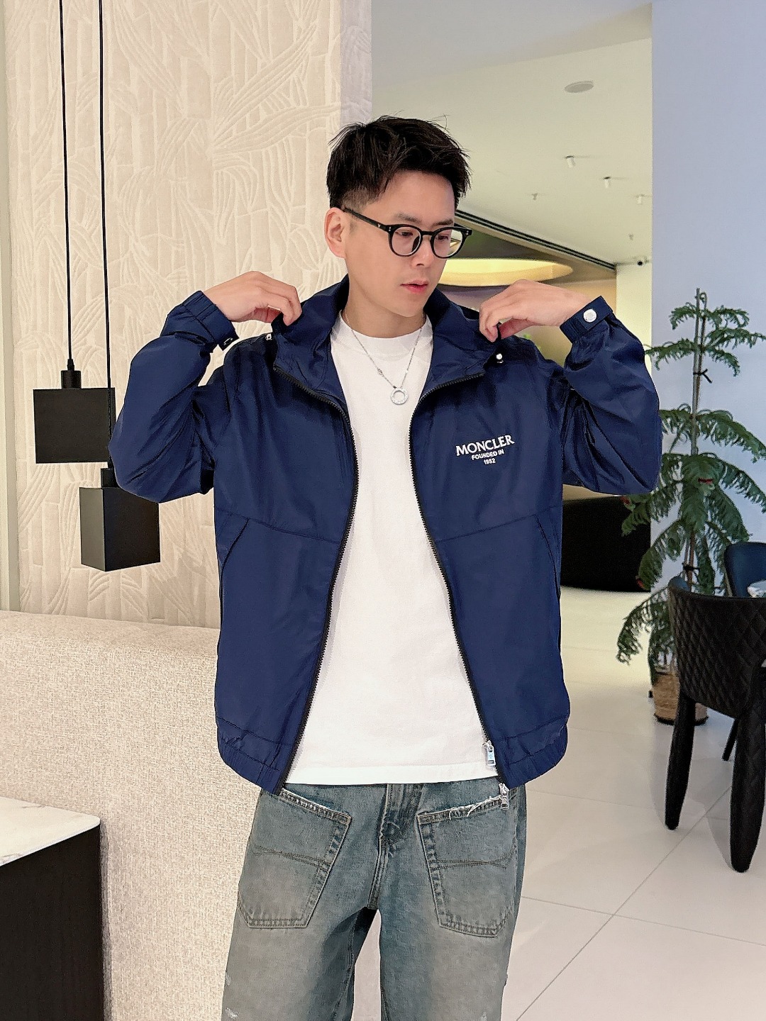 NO:123394,MO# 25 Spring and Summer Men's High-end Weaving/Trench Coat Series Jackets High-end Boutique Series, Men and Women's Same Style, Trading Company Channel Orders, Official Website Counter Series, Exclusively launched the most popular series of men and women's Same Styles in the industry, Classic Urban Casual Style, Versatile Simple Style, Couple Jackets!  It can be said to be a must-have for spring and summer. A brand new design style, subversive design, iconic brand pattern logo, new dustproof fabric, light waterproof, casual T-shirt, super fashionable upper body, especially easy to match, spring and summer concave style is naturally indispensable for such high-end configuration. Moreover, its dressing magic is very powerful, basically all types are easy to control, casual style configuration, without discomfort, the new style and tone are more outstanding, and the charm of the outfit is naturally more advanced, more outstanding, more outstanding, but it does not lose temperature. Whether it is for external wear or internal wear, I believe this model is the perfect choice!  !  !  Color black blue Number of code M L XL 2XL 3XL Size data M: bust 112cm-shoulder width 45cm-coat length 67cm-sleeve length 62cm L: bust 116cm-shoulder width 46cm-coat length 69cm-sleeve length 63cm XL: bust 120cm-shoulder width 47cm-coat length 71cm-sleeve length 64cm 2XL: bust 124cm-shoulder width 48cm-coat length 73cm-sleeve length 65cm 3XL: bust 128cm-shoulder width 49cm-coat length 75cm-sleeve length 66cm, Jackets & coats,tees, t-shirt, alexander wang19860909MO# 25春夏 男装高端梭织/风衣 系列外套 高端精品系列,男女同款,贸易公司渠道订单,官网专柜在售系列,业内独家首发经典主线里最抢手最火爆的系列男女同款,经典都市休闲风尚,百搭简约范,情侣款外套！可以说是春夏季必备款了 全新设计风格,颠覆认知的设计,标志性品牌图案标识,全新防尘面料,轻度防水,随便搭件T恤,上身超时髦,特别的便于搭配,春夏季凹造型自然是少不了这样的高档配置 并且它的穿搭魔力十分之强大,基本上各种类型都是轻而易举的驾驭,休闲的版型配置,不会不适感,全新风格以及调性更加的出色更加的出众,穿搭的魅力自然也更加的高级,更加的出彩更加的显帅,但是又不失温度,无论是外穿还是内搭,我相信此款都是完美之选！！！ 颜色黑色 蓝色 码数M L XL 2XL 3XL 尺码数据 M码:胸围112cm-肩宽45cm-衣长67cm-袖长62cm L码:胸围116cm-肩宽46cm-衣长69cm-袖长63cm XL码:胸围120cm-肩宽47cm-衣长71cm-袖长64cm 2XL码:胸围124cm-肩宽48cm-衣长73cm-袖长65cm 3XL码:胸围128cm-肩宽49cm-衣长75cm-袖长66cm,,jackets & coats,tees，t-shirt,alexander wang,Men's clothing