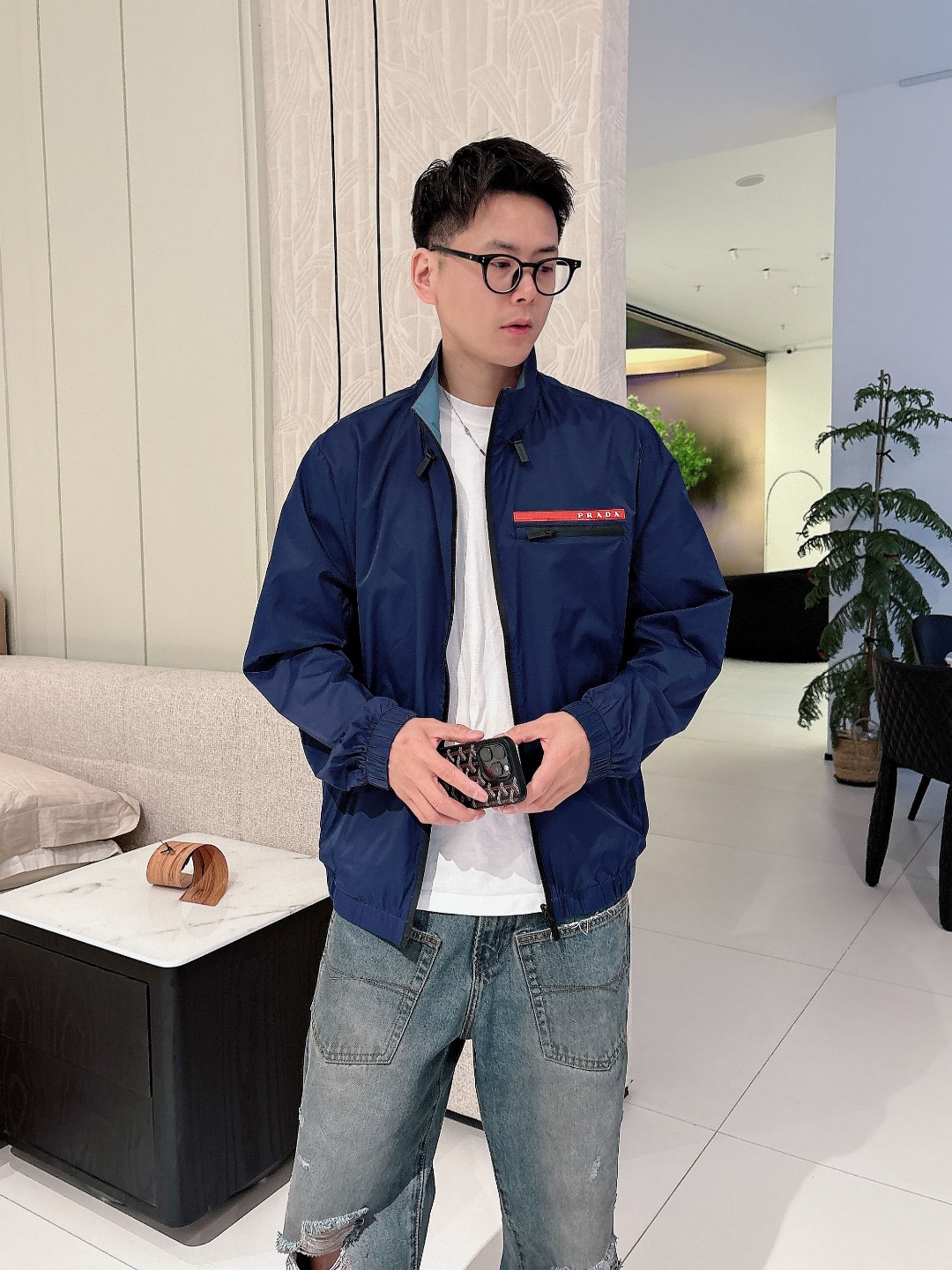 NO:123372,Double-sided PD# 25 Spring and Summer Men's High-end Weaving/Trench Coat Series Jackets High-end Boutique Series, Men and Women's Same Style, Trading Company Channel Orders, Official Website Counter Series, Exclusively launched the most popular series of men and women's Same Styles in the industry, Classic Urban Casual Style, Versatile Simple Style, Couple Style Jackets!  It can be said to be a must-have for spring and summer. A brand new design style, subversive design, iconic brand pattern logo, new dustproof fabric, light waterproof, casual T-shirt, super fashionable upper body, especially easy to match, spring and summer concave style is naturally indispensable for such high-end configuration. Moreover, its dressing magic is very powerful, basically all types are easy to control, casual style configuration, without discomfort, the new style and tone are more outstanding, and the charm of the outfit is naturally more advanced, more outstanding, more outstanding, but it does not lose temperature. Whether it is for external wear or internal wear, I believe this model is the perfect choice!  !  !  Color black/gray blue/haze blue Number of codes M L XL 2XL 3XL Size data M: bust 112cm-shoulder width 45cm-coat length 67cm-sleeve length 62cm L: bust 116cm-shoulder width 46cm-coat length 69cm-sleeve length 63cm XL: bust 120cm-shoulder width 47cm-coat length 71cm-sleeve length 64cm 2XL: bust 124cm-shoulder width 48cm-coat length 73cm-sleeve length 65cm 3XL: bust 128cm-shoulder width 49cm-coat length 75cm-sleeve length 66cm, Jackets & coats,tees, t-shirt, alexander wang19860909双面 PD# 25春夏 男装高端梭织/风衣 系列外套 高端精品系列,男女同款,贸易公司渠道订单,官网专柜在售系列,业内独家首发经典主线里最抢手最火爆的系列男女同款,经典都市休闲风尚,百搭简约范,情侣款外套！可以说是春夏季必备款了 全新设计风格,颠覆认知的设计,标志性品牌图案标识,全新防尘面料,轻度防水,随便搭件T恤,上身超时髦,特别的便于搭配,春夏季凹造型自然是少不了这样的高档配置 并且它的穿搭魔力十分之强大,基本上各种类型都是轻而易举的驾驭,休闲的版型配置,不会不适感,全新风格以及调性更加的出色更加的出众,穿搭的魅力自然也更加的高级,更加的出彩更加的显帅,但是又不失温度,无论是外穿还是内搭,我相信此款都是完美之选！！！ 颜色黑色/灰色 蓝色/雾霾蓝 码数M L XL 2XL 3XL 尺码数据 M码:胸围112cm-肩宽45cm-衣长67cm-袖长62cm L码:胸围116cm-肩宽46cm-衣长69cm-袖长63cm XL码:胸围120cm-肩宽47cm-衣长71cm-袖长64cm 2XL码:胸围124cm-肩宽48cm-衣长73cm-袖长65cm 3XL码:胸围128cm-肩宽49cm-衣长75cm-袖长66cm,,jackets & coats,tees，t-shirt,alexander wang,Men's clothing