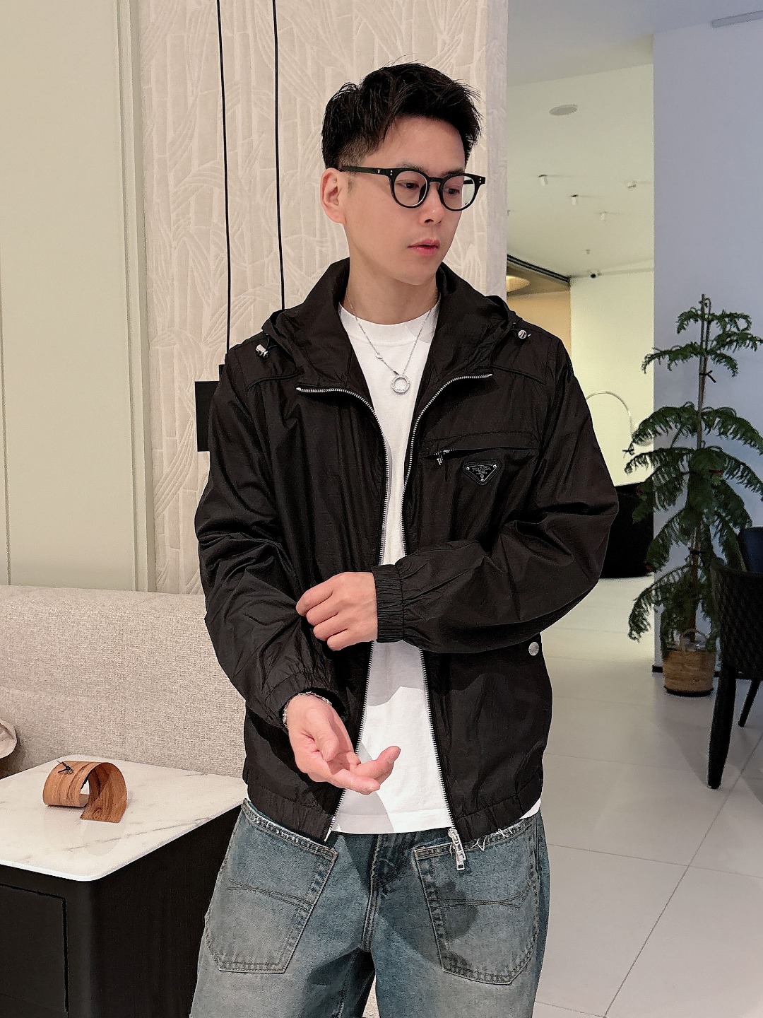 NO:123369,PD# 25 Spring and Summer Men's High-end Weaving/Trench Coat Series Jackets High-end Boutique Series, Men and Women's Same Style, Trading Company Channel Orders, Official Website Counter Series, Exclusive First-Open Classic Main Lines, The Most Popular and Most Popular Series Men and Women's Same Style, Classic Urban Casual Style, Versatile Simple Style, Couple Style Jackets!  It can be said to be a must-have for spring and summer. A brand new design style, subversive design, iconic brand pattern logo, new dustproof fabric, light waterproof, casual T-shirt, super fashionable upper body, especially easy to match, spring and summer concave style is naturally indispensable for such high-end configuration. Moreover, its dressing magic is very powerful, basically all types are easy to control, casual style configuration, without discomfort, the new style and tone are more outstanding, and the charm of the outfit is naturally more advanced, more outstanding, more outstanding, but it does not lose temperature. Whether it is for external wear or internal wear, I believe this model is the perfect choice!  !  !  Color black white Number of code M L XL 2XL 3XL Size data M: bust 112cm-shoulder width 45cm-coat length 67cm-sleeve length 62cm L: bust 116cm-shoulder width 46cm-coat length 69cm-sleeve length 63cm XL: bust 120cm-shoulder width 47cm-coat length 71cm-sleeve length 64cm 2XL: bust 124cm-shoulder width 48cm-coat length 73cm-sleeve length 65cm 3XL: bust 128cm-shoulder width 49cm-coat length 75cm-sleeve length 66cm, Jackets & coats,tees, t-shirt, alexander wang19860909PD# 25春夏 男装高端梭织/风衣 系列外套 高端精品系列,男女同款,贸易公司渠道订单,官网专柜在售系列,业内独家首发经典主线里最抢手最火爆的系列男女同款,经典都市休闲风尚,百搭简约范,情侣款外套！可以说是春夏季必备款了 全新设计风格,颠覆认知的设计,标志性品牌图案标识,全新防尘面料,轻度防水,随便搭件T恤,上身超时髦,特别的便于搭配,春夏季凹造型自然是少不了这样的高档配置 并且它的穿搭魔力十分之强大,基本上各种类型都是轻而易举的驾驭,休闲的版型配置,不会不适感,全新风格以及调性更加的出色更加的出众,穿搭的魅力自然也更加的高级,更加的出彩更加的显帅,但是又不失温度,无论是外穿还是内搭,我相信此款都是完美之选！！！ 颜色黑色 白色 码数M L XL 2XL 3XL 尺码数据 M码:胸围112cm-肩宽45cm-衣长67cm-袖长62cm L码:胸围116cm-肩宽46cm-衣长69cm-袖长63cm XL码:胸围120cm-肩宽47cm-衣长71cm-袖长64cm 2XL码:胸围124cm-肩宽48cm-衣长73cm-袖长65cm 3XL码:胸围128cm-肩宽49cm-衣长75cm-袖长66cm,,jackets & coats,tees，t-shirt,alexander wang,Men's clothing