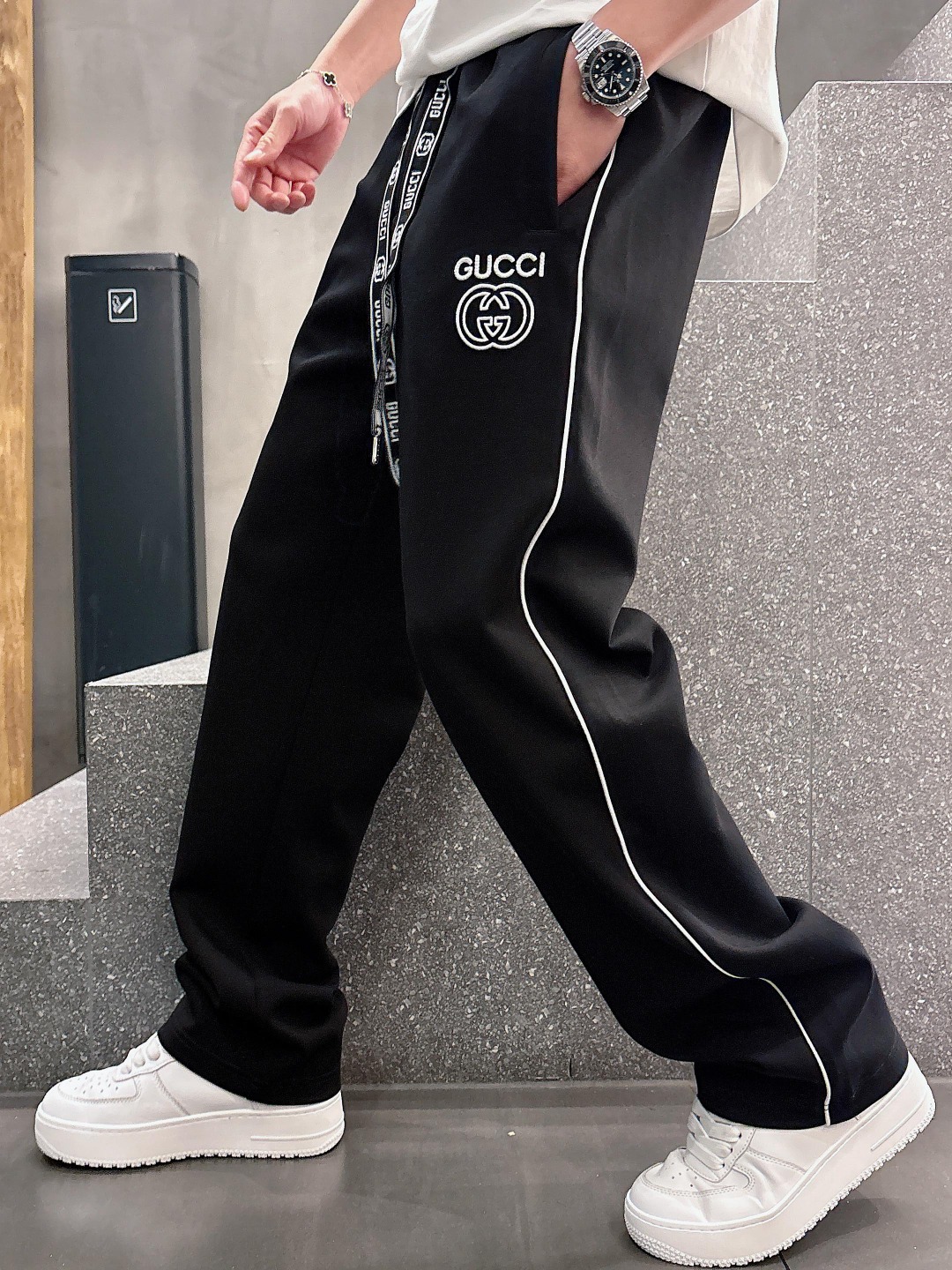 NO:128780,.Gucci 2025 spring and summer casual pants are a new interpretation of aesthetics, interpreting a strong style of style, with a strong sense of detail and design. The classic brand logo is used as a color combination to interpret classic brand fashion, adding luster to the overall shape. Imported fabrics are soft and comfortable. The inner woven surface is flat and has excellent comfort, simple and unique charm. European trade channels, Italian overseas warehouse straight hair, and overseas boutique limited sales. The new casual and fashionable sweatpants in spring and summer, this sweatpants adopt the design of a big brand to create a fashionable and trendy style, with exquisite details and in place, showing super high quality.  The pants are decorated with an iconic brand logo, highlighting the brand style, creating fashionable and diverse styles. Imported fabrics are carefully crafted, soft and comfortable, and are skin-friendly and warm. They are a pair of pants that are comfortable at home and out. You can go out with a casual jacket and sweatshirt~ Color black, white, blue Size: M L XL 2XL 3XL M size waist 74-Hip circumference 98-Pants length 99-Feet mouth 21 L size waist 78-Hip circumference 102-Pants length 99-Feet mouth 22 XL size waist 82-Hip circumference 106-Pants length 100-Feet mouth 23 2XL size waist 86-Hip circumference 110-Pants length 101-Feet mouth 24  3XL size waist 90-hip 114-trouser length 102-foot mouth 25, gucci, hoodie, sweatshirts, jackets & coats, alexander wang19860909.古驰 2025 春夏休闲裤子 美学的焕新诠释,演绎浓郁的格调型时尚风范,细节感和设计感强悍.经典品牌标识做为色彩搭配,演绎经典的品牌时尚,为整体造型增光添彩.进口面料,柔软舒适.内里织面平整 舒适度极佳,简洁而富有独特魅力. 欧洲贸易渠道,意大利海外仓直发,海外精品限定销售.25春夏新款休闲时尚卫裤,这款卫裤采用大牌的设计打造时尚潮流感,细节处理精致到位,展现超高的品质. 裤身上点缀标志性品牌标识,彰显品牌格调,打造时尚多样的造型.进口面料精心打造,柔软舒适,还亲肤保暖,是居家和外出都很舒适的一款裤子,随便搭个外套卫衣就可以出门啦~ 颜色黑色 白色 蓝色 尺码:M L XL 2XL 3XL M码腰围74-臀围98-裤长99-脚口21 L码腰围78-臀围102-裤长99-脚口22 XL码腰围82-臀围106-裤长100-脚口23 2XL码腰围86-臀围-110-裤长101-脚口24 3XL码腰围90-臀围114-裤长102-脚口25,,gucci,hoodie,sweatshirts,jackets & coats,alexander wang,Men's clothing