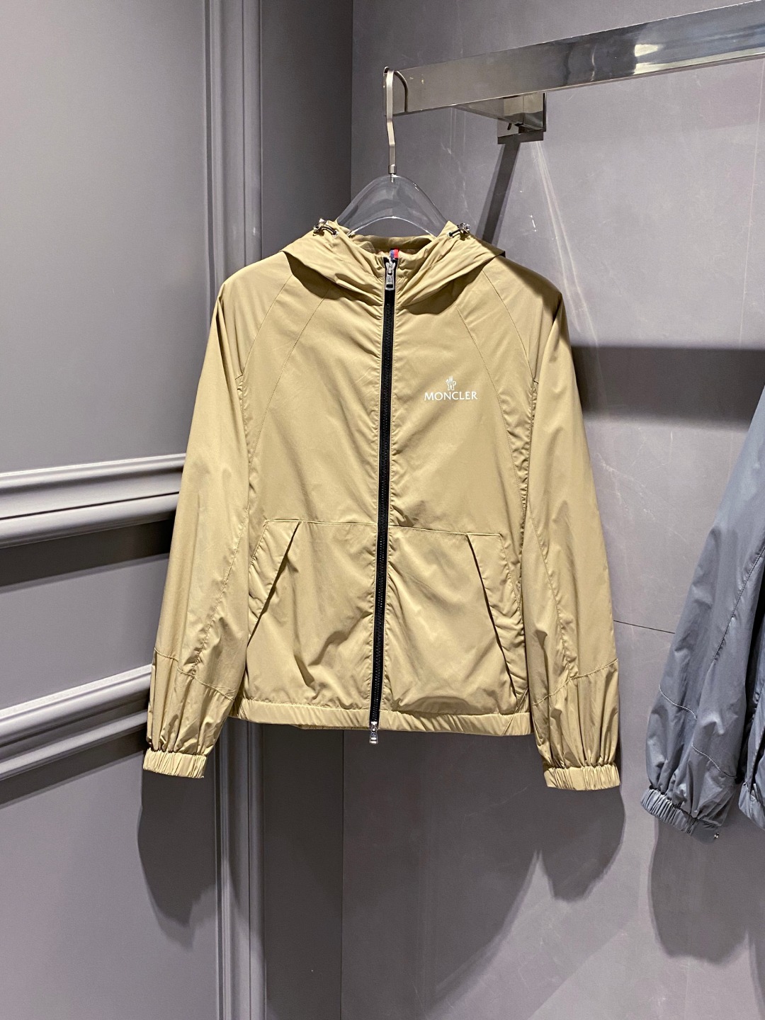 NO:133867,MO# 25 Spring and Summer Men's High-end Weaving/Trench Coat Series Jackets High-end Boutique Series, Men and Women's Same Style, Trading Company Channel Orders, Official Website Counter Series, Exclusively launched the most popular series of men and women's Same Styles in the industry, Classic Urban Casual Style, Versatile Simple Style, Couple Jackets!  It can be said to be a must-have for spring and summer. A brand new design style, subversive design, iconic brand pattern logo, new dustproof fabric, light waterproof, casual T-shirt, super fashionable upper body, especially easy to match, spring and summer concave style is naturally indispensable for such high-end configuration. Moreover, its dressing magic is very powerful, basically all types are easy to control, casual style configuration, without discomfort, the new style and tone are more outstanding, and the charm of the outfit is naturally more advanced, more outstanding, more outstanding, but it does not lose temperature. Whether it is for external wear or internal wear, I believe this model is the perfect choice!  !  !  Color gray Apricot color Number M L XL 2XL 3XL Size data M: bust 112cm-shoulder width 45cm-coat length 67cm-sleeve length 62cm L: bust 116cm-shoulder width 46cm-coat length 69cm-sleeve length 63cm XL: bust 120cm-shoulder width 47cm-coat length 71cm-sleeve length 64cm 2XL: bust 124cm-shoulder width 48cm-coat length 73cm-sleeve length 65cm 3XL: bust 128cm-shoulder width 49cm-coat length 75cm-sleeve length 66cm, Jackets & coats,tees, t-shirt, alexander wang19860909MO# 25春夏 男装高端梭织/风衣 系列外套 高端精品系列,男女同款,贸易公司渠道订单,官网专柜在售系列,业内独家首发经典主线里最抢手最火爆的系列男女同款,经典都市休闲风尚,百搭简约范,情侣款外套！可以说是春夏季必备款了 全新设计风格,颠覆认知的设计,标志性品牌图案标识,全新防尘面料,轻度防水,随便搭件T恤,上身超时髦,特别的便于搭配,春夏季凹造型自然是少不了这样的高档配置 并且它的穿搭魔力十分之强大,基本上各种类型都是轻而易举的驾驭,休闲的版型配置,不会不适感,全新风格以及调性更加的出色更加的出众,穿搭的魅力自然也更加的高级,更加的出彩更加的显帅,但是又不失温度,无论是外穿还是内搭,我相信此款都是完美之选！！！ 颜色灰色 杏色 码数M L XL 2XL 3XL 尺码数据 M码:胸围112cm-肩宽45cm-衣长67cm-袖长62cm L码:胸围116cm-肩宽46cm-衣长69cm-袖长63cm XL码:胸围120cm-肩宽47cm-衣长71cm-袖长64cm 2XL码:胸围124cm-肩宽48cm-衣长73cm-袖长65cm 3XL码:胸围128cm-肩宽49cm-衣长75cm-袖长66cm,,jackets & coats,tees，t-shirt,alexander wang,Men's clothing