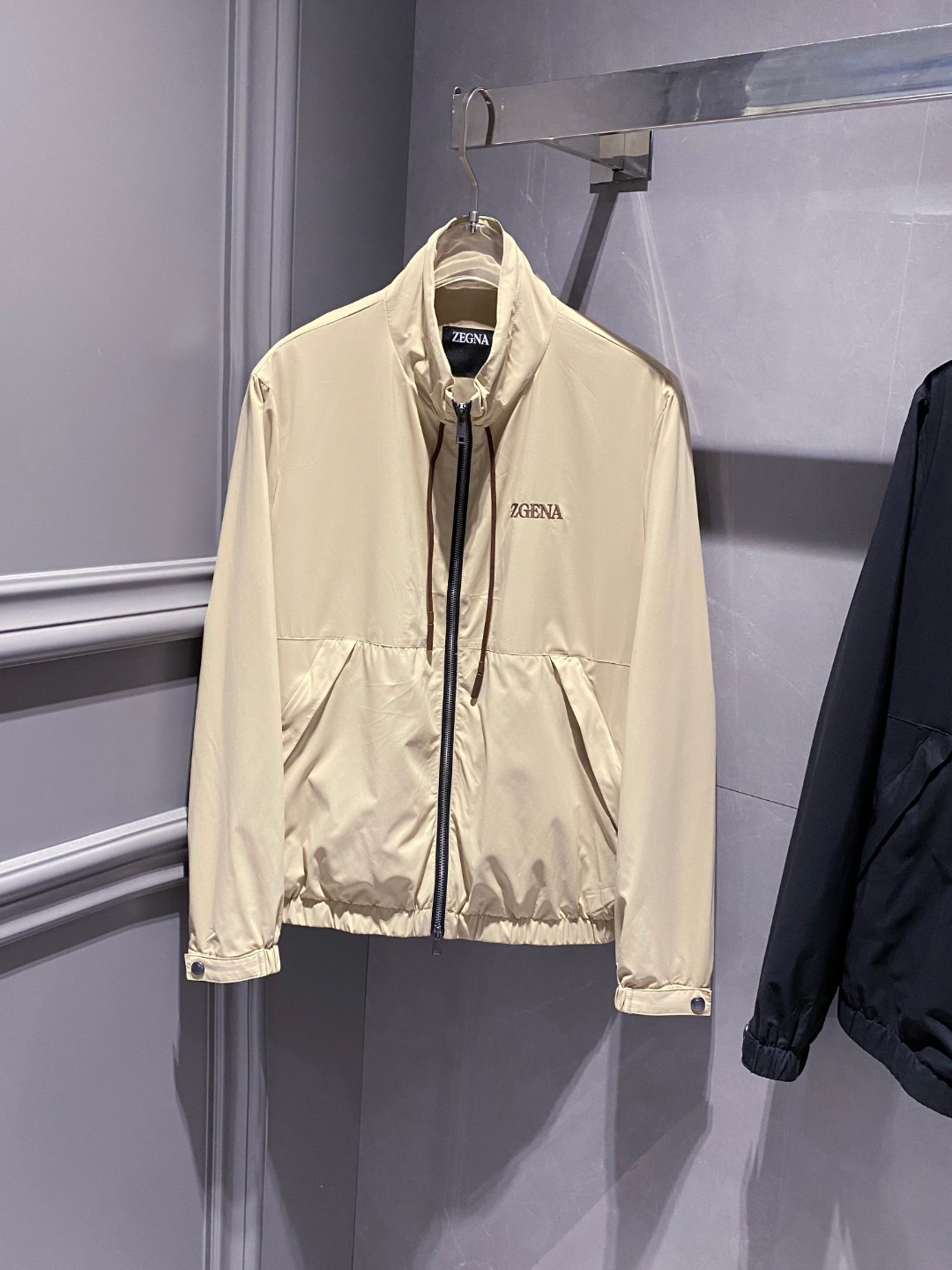 NO:133871,Zegna# Spring and Summer 25 Men's High-end Weaving/Trench Coat Series Jackets High-end Boutique Series, Men and Women's Same Style, Trading Company Channel Orders, Official Website Counter Series, Exclusively launched the most popular series of men and women's Same Styles in the industry, Classic Urban Casual Style, Versatile Simple Style, Couple Jackets!  It can be said to be a must-have for spring and summer. A brand new design style, subversive design, iconic brand pattern logo, new dustproof fabric, light waterproof, casual T-shirt, super fashionable upper body, especially easy to match, spring and summer concave style is naturally indispensable for such high-end configuration. Moreover, its dressing magic is very powerful, basically all types are easy to control, casual style configuration, without discomfort, the new style and tone are more outstanding, and the charm of the outfit is naturally more advanced, more outstanding, more outstanding, but it does not lose temperature. Whether it is for external wear or internal wear, I believe this model is the perfect choice!  !  !  Color black Apricot Number of codes M L XL 2XL 3XL Size data M: bust 112cm-shoulder width 45cm-coat length 67cm-sleeve length 62cm L: bust 116cm-shoulder width 46cm-coat length 69cm-sleeve length 63cm XL: bust 120cm-shoulder width 47cm-coat length 71cm-sleeve length 64cm 2XL: bust 124cm-shoulder width 48cm-coat length 73cm-sleeve length 65cm 3XL: bust 128cm-shoulder width 49cm-coat length 75cm-sleeve length 66cm, Jackets & coats,tees, t-shirt, alexander wang19860909Zegna# 25春夏 男装高端梭织/风衣 系列外套 高端精品系列,男女同款,贸易公司渠道订单,官网专柜在售系列,业内独家首发经典主线里最抢手最火爆的系列男女同款,经典都市休闲风尚,百搭简约范,情侣款外套！可以说是春夏季必备款了 全新设计风格,颠覆认知的设计,标志性品牌图案标识,全新防尘面料,轻度防水,随便搭件T恤,上身超时髦,特别的便于搭配,春夏季凹造型自然是少不了这样的高档配置 并且它的穿搭魔力十分之强大,基本上各种类型都是轻而易举的驾驭,休闲的版型配置,不会不适感,全新风格以及调性更加的出色更加的出众,穿搭的魅力自然也更加的高级,更加的出彩更加的显帅,但是又不失温度,无论是外穿还是内搭,我相信此款都是完美之选！！！ 颜色黑色 杏色 码数M L XL 2XL 3XL 尺码数据 M码:胸围112cm-肩宽45cm-衣长67cm-袖长62cm L码:胸围116cm-肩宽46cm-衣长69cm-袖长63cm XL码:胸围120cm-肩宽47cm-衣长71cm-袖长64cm 2XL码:胸围124cm-肩宽48cm-衣长73cm-袖长65cm 3XL码:胸围128cm-肩宽49cm-衣长75cm-袖长66cm,,jackets & coats,tees，t-shirt,alexander wang,Men's clothing