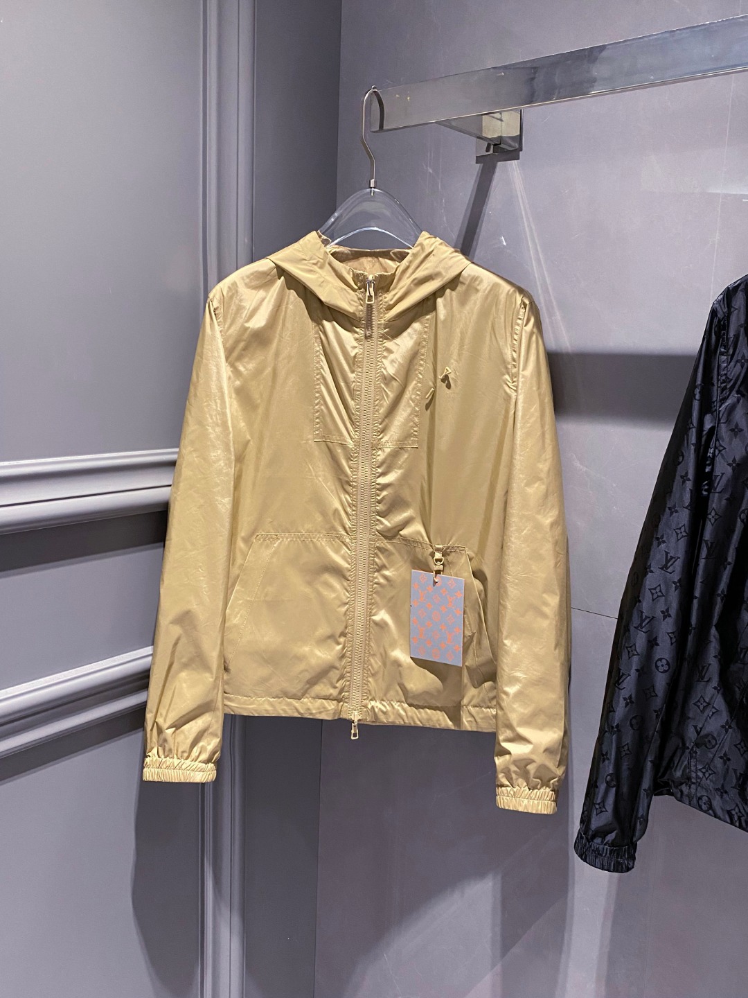 NO:133875,Double-sided wear LV# 25 Spring and Summer Men's high-end woven/wind coat series jacket High-end boutique series, same style for men and women, trading company channel orders, official website counter series for sale, exclusive first launch of the most popular series of men and women in the industry, classic urban casual style, versatile and simple style, couple jackets!  It can be said to be a must-have for spring and summer. A brand new design style, subversive design, iconic brand pattern logo, new dustproof fabric, light waterproof, casual T-shirt, super fashionable upper body, especially easy to match, spring and summer concave style is naturally indispensable for such high-end configuration. Moreover, its dressing magic is very powerful, basically all types are easy to control, casual style configuration, without discomfort, the new style and tone are more outstanding, and the charm of the outfit is naturally more advanced, more outstanding, more outstanding, but it does not lose temperature. Whether it is for external wear or internal wear, I believe this model is the perfect choice!  !  !  Color black Apricot Number of codes M L XL 2XL 3XL Size data M: bust 112cm-shoulder width 45cm-coat length 67cm-sleeve length 62cm L: bust 116cm-shoulder width 46cm-coat length 69cm-sleeve length 63cm XL: bust 120cm-shoulder width 47cm-coat length 71cm-sleeve length 64cm 2XL: bust 124cm-shoulder width 48cm-coat length 73cm-sleeve length 65cm 3XL: bust 128cm-shoulder width 49cm-coat length 75cm-sleeve length 66cm, louis vuitton, jackets & coats,tees, t-shirt, alexander wang19860909双面穿 LV# 25春夏 男装高端梭织/风衣 系列外套 高端精品系列,男女同款,贸易公司渠道订单,官网专柜在售系列,业内独家首发经典主线里最抢手最火爆的系列男女同款,经典都市休闲风尚,百搭简约范,情侣款外套！可以说是春夏季必备款了 全新设计风格,颠覆认知的设计,标志性品牌图案标识,全新防尘面料,轻度防水,随便搭件T恤,上身超时髦,特别的便于搭配,春夏季凹造型自然是少不了这样的高档配置 并且它的穿搭魔力十分之强大,基本上各种类型都是轻而易举的驾驭,休闲的版型配置,不会不适感,全新风格以及调性更加的出色更加的出众,穿搭的魅力自然也更加的高级,更加的出彩更加的显帅,但是又不失温度,无论是外穿还是内搭,我相信此款都是完美之选！！！ 颜色黑色 杏色 码数M L XL 2XL 3XL 尺码数据 M码:胸围112cm-肩宽45cm-衣长67cm-袖长62cm L码:胸围116cm-肩宽46cm-衣长69cm-袖长63cm XL码:胸围120cm-肩宽47cm-衣长71cm-袖长64cm 2XL码:胸围124cm-肩宽48cm-衣长73cm-袖长65cm 3XL码:胸围128cm-肩宽49cm-衣长75cm-袖长66cm,,louis vuitton,jackets & coats,tees，t-shirt,alexander wang,Men's clothing