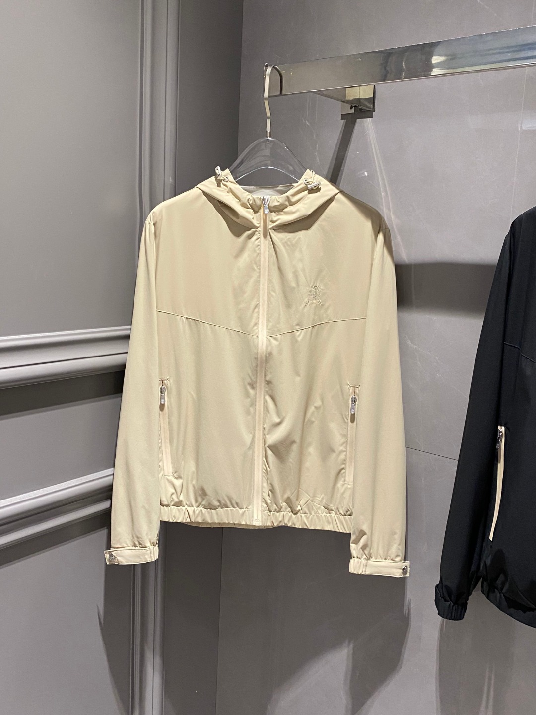 NO:133860,BC# 25 Spring and Summer Men's High-end Weaving/Trench Coat Series Jackets High-end Boutique Series, Men and Women's Same Style, Trading Company Channel Orders, Official Website Counter Series, Exclusive First-Open Classic Main Lines, The Most Popular and Most Popular Series Men and Women's Same Style, Classic Urban Casual Style, Versatile Simple Style, Couple Jackets!  It can be said to be a must-have for spring and summer. A brand new design style, subversive design, iconic brand pattern logo, new dustproof fabric, light waterproof, casual T-shirt, super fashionable upper body, especially easy to match, spring and summer concave style is naturally indispensable for such high-end configuration. Moreover, its dressing magic is very powerful, basically all types are easy to control, casual style configuration, without discomfort, the new style and tone are more outstanding, and the charm of the outfit is naturally more advanced, more outstanding, more outstanding, but it does not lose temperature. Whether it is for external wear or internal wear, I believe this model is the perfect choice!  !  !  Color black Apricot Number of codes M L XL 2XL 3XL Size data M: bust 112cm-shoulder width 45cm-coat length 67cm-sleeve length 62cm L: bust 116cm-shoulder width 46cm-coat length 69cm-sleeve length 63cm XL: bust 120cm-shoulder width 47cm-coat length 71cm-sleeve length 64cm 2XL: bust 124cm-shoulder width 48cm-coat length 73cm-sleeve length 65cm 3XL: bust 128cm-shoulder width 49cm-coat length 75cm-sleeve length 66cm, Jackets & coats,tees, t-shirt, alexander wang19860909BC# 25春夏 男装高端梭织/风衣 系列外套 高端精品系列,男女同款,贸易公司渠道订单,官网专柜在售系列,业内独家首发经典主线里最抢手最火爆的系列男女同款,经典都市休闲风尚,百搭简约范,情侣款外套！可以说是春夏季必备款了 全新设计风格,颠覆认知的设计,标志性品牌图案标识,全新防尘面料,轻度防水,随便搭件T恤,上身超时髦,特别的便于搭配,春夏季凹造型自然是少不了这样的高档配置 并且它的穿搭魔力十分之强大,基本上各种类型都是轻而易举的驾驭,休闲的版型配置,不会不适感,全新风格以及调性更加的出色更加的出众,穿搭的魅力自然也更加的高级,更加的出彩更加的显帅,但是又不失温度,无论是外穿还是内搭,我相信此款都是完美之选！！！ 颜色黑色 杏色 码数M L XL 2XL 3XL 尺码数据 M码:胸围112cm-肩宽45cm-衣长67cm-袖长62cm L码:胸围116cm-肩宽46cm-衣长69cm-袖长63cm XL码:胸围120cm-肩宽47cm-衣长71cm-袖长64cm 2XL码:胸围124cm-肩宽48cm-衣长73cm-袖长65cm 3XL码:胸围128cm-肩宽49cm-衣长75cm-袖长66cm,,jackets & coats,tees，t-shirt,alexander wang,Men's clothing