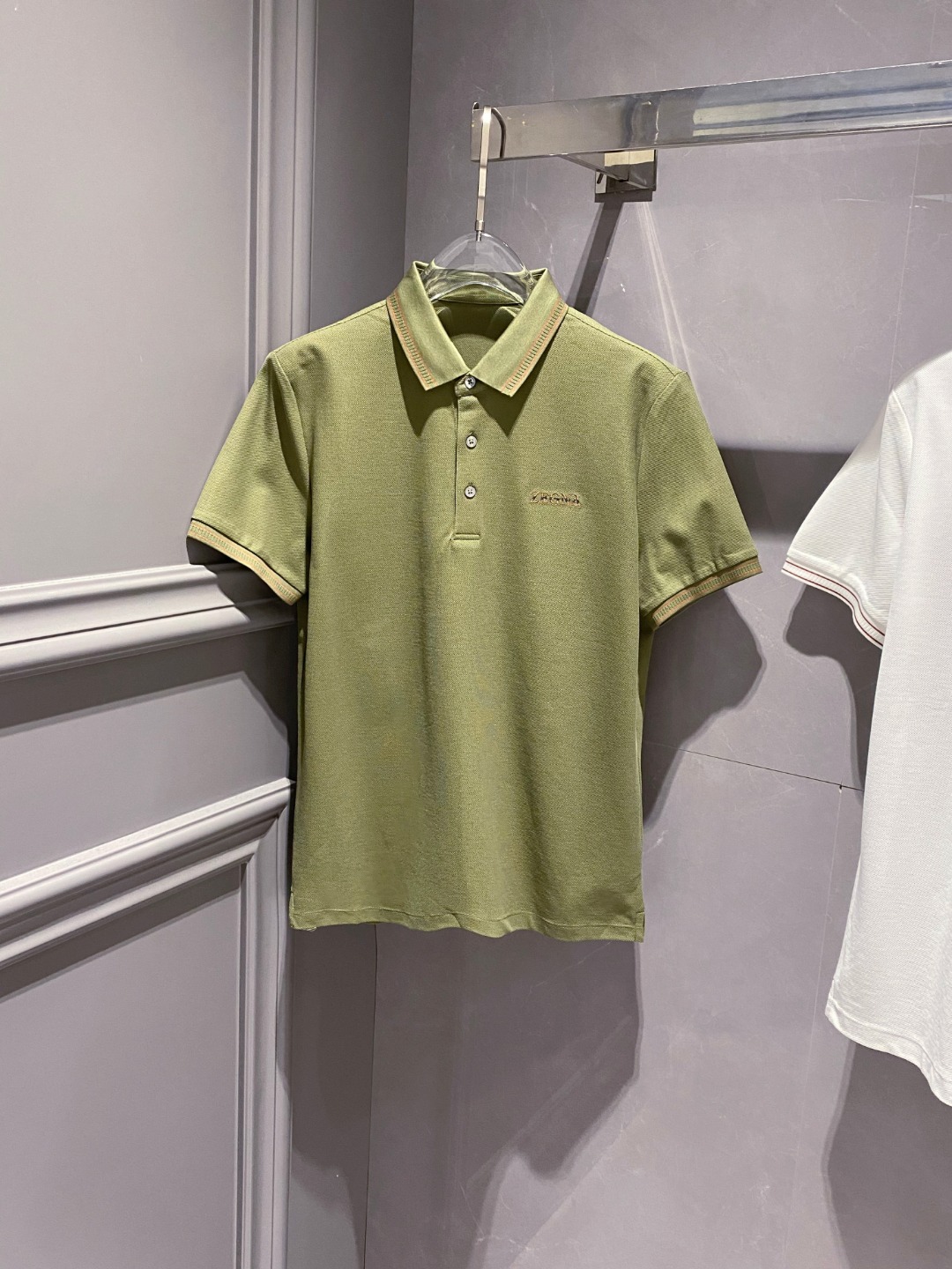 NO:133629,ZEGNA - ZEGNA Business and casual commuting style, fine channels! The aesthetic British cutting art shows the charm of men. Spring and summer 25 exclusive logo Polo shirt short-sleeved T-shirt Classic lapel cutting technology has never stopped. It is neither monotonous nor complicated, and the craftsmanship highlights the British style! Customer-supplied hexagonal Zhu Di fabric, made of micro knitting technology, with a comfortable texture and skin-friendly feel, and the details and touch are even more wonderful. Different from inferior and severely dyed Polo shirts. The overall thread is neat and symmetrical from the inside to the outside. The craftsmanship quilting structure is seamless. The iconic colored knitted neckline design is neat and detailed and not easy to change, and the exquisite craftsmanship is impeccable. It originates from the classics of P home. The color of the number and machine wraps and embroidery is symmetrical and unified. The chest logo badge embroidery, the original embroidery craftsmanship of instrument needle dots is full and three-dimensional.  Color Black Green White Number of Size M L XL 2XL 3XL Size chart: M: Length 69cm-Bust 51cm-Shoulder width 45cm-Sleeve length 21cm L: Length 71cm-Bust 53cm-Shoulder width 46cm-Sleeve length 22cm XL: Length 73cm-Bust 55cm-Shoulder width 47cm-Sleeve length 23cm 2XL: Length 75cm-Bust 57cm-Shoulder width 48cm-Sleeve length 24cm 3XL: Length 77cm-Bust 59cm-Sleeve width 49cm-Sleeve length 25cm08, zegna, T-shirt,tees, t-shirt,alexander wang19860909ZEGNA-杰尼亚 商务休闲通勤款,渠道精品!唯美主义的英式裁剪艺术尽显男士魅力风采. 25春夏 专属标识Polo衫短袖T恤 经典的翻领裁剪工艺从未停止.既不单调也不复杂,匠心之作彰显英伦格调! 客供六角朱棣面料,由微型针织工艺制作,手感质感舒适亲肤,细节感和触感柔更是美妙绝伦.区别劣质严重染色品Polo衫. 整体由内到外走线工整对称.工艺化绗缝结构做到了天衣无缝.标志性的彩条针织领口设计工整细致不易变型,精湛的工艺感无懈可击. 源于P家的经典.数械裹绣色泽匀称统一.胸前标识徽章刺绣,器械针点原始刺绣工艺的杰作,饱满立体. 颜色 黑色 绿色 白色 码数 M L XL 2XL 3XL 尺码表: M码:衣长69cm-胸围51cm-肩宽45cm-袖长21cm L码:衣长71cm-胸围53cm-肩宽46cm-袖长22cm XL码:衣长73cm-胸围55cm-肩宽47cm-袖长23cm 2XL码:衣长75cm-胸围57cm-肩宽48cm-袖长24cm 3XL码:衣长77cm-胸围59cm-肩宽49cm-袖长25cm08,,zegna,T-shirt,tees，t-shirt,alexander wang,Men's clothing