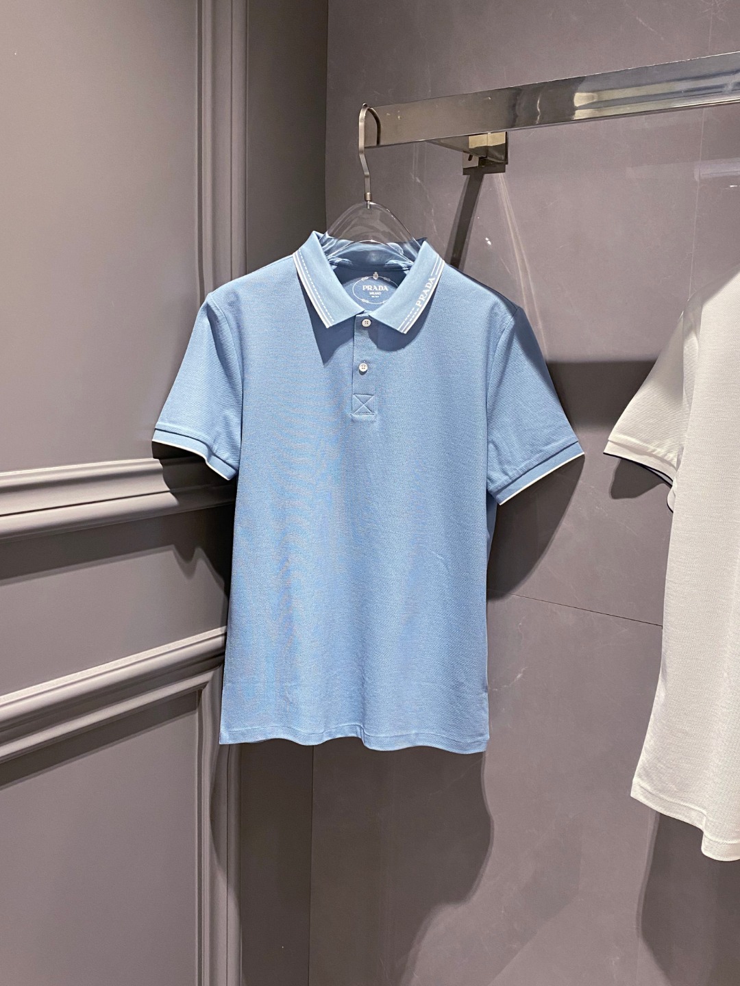 NO:133633,PRADA - Prada Business and casual commuting style, fine channels! The aesthetic British cutting art shows the charm of men. 25 Spring and Summer Exclusive logo Polo shirt Short-sleeved T-shirt Classic lapel cutting technology has never stopped. It is neither monotonous nor complicated, and the craftsmanship highlights the British style! Customer-supplied hexagonal Zhu Di fabric, made of micro knitting technology, with a comfortable texture and skin-friendly feel, and the details and touch are even more wonderful. Different from inferior and severely dyed Polo shirts. The overall thread is neat and symmetrical from the inside to the outside. The craftsmanship quilting structure is seamless. The iconic colored knitted neckline design is neat and detailed and not easy to change, and the exquisite craftsmanship is impeccable. It originates from the classics of P home. The color of the digital machine wrap and embroidery is symmetrical and unified. The chest logo badge embroidery is embroidered, and the original embroidery craftsmanship is full and three-dimensional.  Color Black Haze Blue White Number of Size M L XL 2XL 3XL Size chart: M: Length 69cm-Bust 51cm-Shoulder width 45cm-Sleeve length 21cm L: Length 71cm-Bust 53cm-Shoulder width 46cm-Sleeve length 22cm XL: Length 73cm-Bust 55cm-Shoulder width 47cm-Sleeve length 23cm 2XL: Length 75cm-Bust 57cm-Shoulder width 48cm-Sleeve length 24cm 3XL: Length 77cm-Bust 59cm-Sleeve width 49cm-Sleeve length 25cm08,,prada,prada,T-shirt,tees,t-shirt,alexander wang19860909PRADA-普拉达 商务休闲通勤款,渠道精品!唯美主义的英式裁剪艺术尽显男士魅力风采. 25春夏 专属标识Polo衫短袖T恤 经典的翻领裁剪工艺从未停止.既不单调也不复杂,匠心之作彰显英伦格调! 客供六角朱棣面料,由微型针织工艺制作,手感质感舒适亲肤,细节感和触感柔更是美妙绝伦.区别劣质严重染色品Polo衫. 整体由内到外走线工整对称.工艺化绗缝结构做到了天衣无缝.标志性的彩条针织领口设计工整细致不易变型,精湛的工艺感无懈可击. 源于P家的经典.数械裹绣色泽匀称统一.胸前标识徽章刺绣,器械针点原始刺绣工艺的杰作,饱满立体. 颜色 黑色 雾霾蓝 白色 码数 M L XL 2XL 3XL 尺码表: M码:衣长69cm-胸围51cm-肩宽45cm-袖长21cm L码:衣长71cm-胸围53cm-肩宽46cm-袖长22cm XL码:衣长73cm-胸围55cm-肩宽47cm-袖长23cm 2XL码:衣长75cm-胸围57cm-肩宽48cm-袖长24cm 3XL码:衣长77cm-胸围59cm-肩宽49cm-袖长25cm08,,prada,prada,T-shirt,tees，t-shirt,alexander wang,Men's clothing