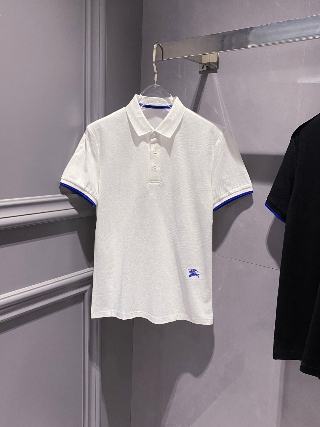 NO:133635,BURBERRY - Burberry, a business and casual commuter style, fine channels! The aesthetic British cutting art shows the charm of men. 25 Spring and Summer Exclusive logo Polo shirt Short-sleeved T-shirt Classic lapel cutting technology has never stopped. It is neither monotonous nor complex, and the craftsmanship highlights the British style! Customer-supplied hexagonal Zhu Di fabric is made of micro knitting technology, with a comfortable texture and skin-friendly feel, and the details and touch are even more wonderful. Different from inferior and severely dyed Polo shirts. The overall line is neat and symmetrical from the inside to the outside. The craftsmanship quilting structure is seamless. The iconic colored knitted neckline design is neat and detailed and not easy to change, and the exquisite craftsmanship is impeccable.  Originated from the classic of P family, the color of digital embroidery is well-proportioned and unified. The chest logo badge embroidery, the masterpiece of the original embroidery craft of instrument needle dots, full and three-dimensional. Color Black and white Number of codes M L XL 2XL 3XL Size chart: M: length 69cm-bust 51cm-shoulder width 45cm-sleeve length 21cm L: length 71cm-bust 53cm-shoulder width 46cm-sleeve length 22cm XL: length 73cm-bust 55cm-shoulder width 47cm-sleeve length 23cm 2XL: length 75cm-bust 57cm-shoulder width 48cm-sleeve length 24cm  3XL size: 77cm long - bust 59cm - shoulder width 49cm - sleeve length 25cm08, burberry, burberry, T-shirt, tees, t-shirt, alexander wang19860909BURBERRY-巴宝莉 商务休闲通勤款,渠道精品!唯美主义的英式裁剪艺术尽显男士魅力风采. 25春夏 专属标识Polo衫短袖T恤 经典的翻领裁剪工艺从未停止.既不单调也不复杂,匠心之作彰显英伦格调! 客供六角朱棣面料,由微型针织工艺制作,手感质感舒适亲肤,细节感和触感柔更是美妙绝伦.区别劣质严重染色品Polo衫. 整体由内到外走线工整对称.工艺化绗缝结构做到了天衣无缝.标志性的彩条针织领口设计工整细致不易变型,精湛的工艺感无懈可击. 源于P家的经典.数械裹绣色泽匀称统一.胸前标识徽章刺绣,器械针点原始刺绣工艺的杰作,饱满立体. 颜色 黑色 白色 码数 M L XL 2XL 3XL 尺码表: M码:衣长69cm-胸围51cm-肩宽45cm-袖长21cm L码:衣长71cm-胸围53cm-肩宽46cm-袖长22cm XL码:衣长73cm-胸围55cm-肩宽47cm-袖长23cm 2XL码:衣长75cm-胸围57cm-肩宽48cm-袖长24cm 3XL码:衣长77cm-胸围59cm-肩宽49cm-袖长25cm08,,burberry,burberry,T-shirt,tees，t-shirt,alexander wang,Men's clothing