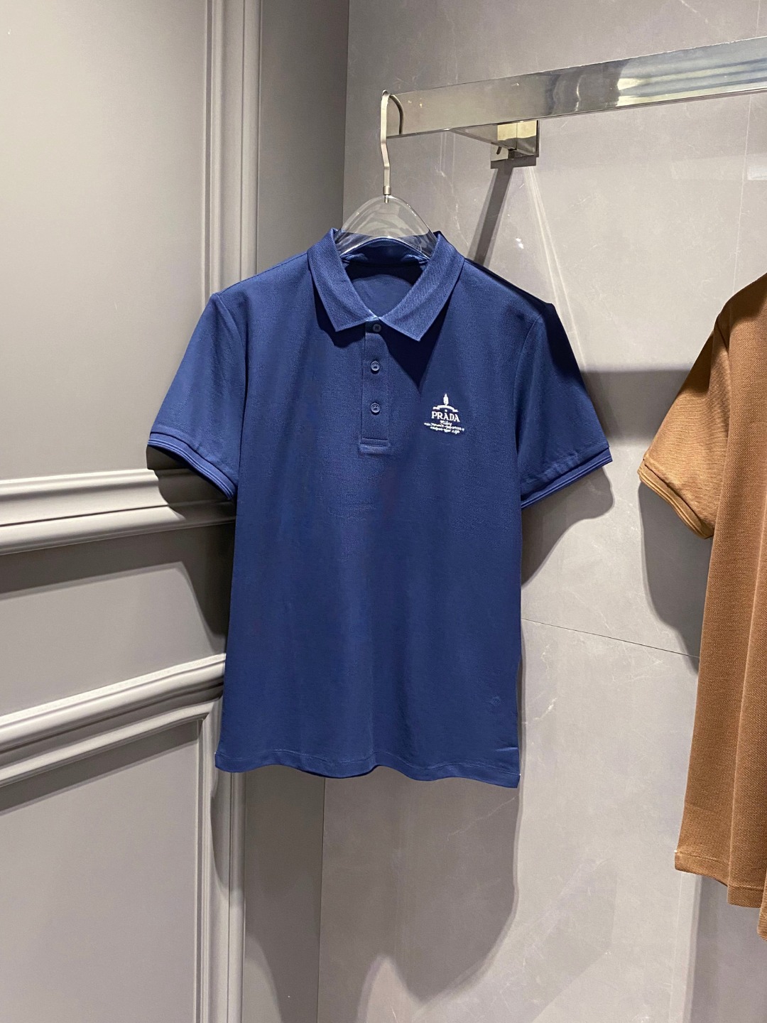 NO:133637,PRADA - Prada Business and casual commuting style, fine channels! The aesthetic British cutting art shows the charm of men. 25 Spring and Summer Exclusive logo Polo shirt Short-sleeved T-shirt Classic lapel cutting technology has never stopped. It is neither monotonous nor complicated, and the craftsmanship highlights the British style! Customer-supplied hexagonal Zhu Di fabric, made of micro knitting technology, with a comfortable texture and skin-friendly feel, and the details and touch are even more wonderful. Different from inferior and severely dyed Polo shirts. The overall thread is neat and symmetrical from the inside to the outside. The craftsmanship quilting structure is seamless. The iconic colored knitted neckline design is neat and detailed and not easy to change, and the exquisite craftsmanship is impeccable. It originates from the classics of P home. The color of the digital machine wrap and embroidery is symmetrical and unified. The chest logo badge embroidery is embroidered, and the original embroidery craftsmanship is full and three-dimensional.  Color Black Blue Coffee Number of Size M L XL 2XL 3XL Size chart: M: Length 69cm-Breast 51cm-Shoulder width 45cm-Sleeve length 21cm L: Length 71cm-Breast 53cm-Shoulder width 46cm-Sleeve length 22cm XL: Length 73cm-Breast 55cm-Shoulder width 47cm-Sleeve length 23cm 2XL: Length 75cm-Breast 57cm-Shoulder width 48cm-Sleeve length 24cm 3XL: Length 77cm-Breast 59cm-Sleeve width 49cm-Sleeve length 25cm08,,prada,prada,T-shirt,tees,t-shirt,alexander wang19860909PRADA-普拉达 商务休闲通勤款,渠道精品!唯美主义的英式裁剪艺术尽显男士魅力风采. 25春夏 专属标识Polo衫短袖T恤 经典的翻领裁剪工艺从未停止.既不单调也不复杂,匠心之作彰显英伦格调! 客供六角朱棣面料,由微型针织工艺制作,手感质感舒适亲肤,细节感和触感柔更是美妙绝伦.区别劣质严重染色品Polo衫. 整体由内到外走线工整对称.工艺化绗缝结构做到了天衣无缝.标志性的彩条针织领口设计工整细致不易变型,精湛的工艺感无懈可击. 源于P家的经典.数械裹绣色泽匀称统一.胸前标识徽章刺绣,器械针点原始刺绣工艺的杰作,饱满立体. 颜色 黑色 蓝色 咖色 码数 M L XL 2XL 3XL 尺码表: M码:衣长69cm-胸围51cm-肩宽45cm-袖长21cm L码:衣长71cm-胸围53cm-肩宽46cm-袖长22cm XL码:衣长73cm-胸围55cm-肩宽47cm-袖长23cm 2XL码:衣长75cm-胸围57cm-肩宽48cm-袖长24cm 3XL码:衣长77cm-胸围59cm-肩宽49cm-袖长25cm08,,prada,prada,T-shirt,tees，t-shirt,alexander wang,Men's clothing