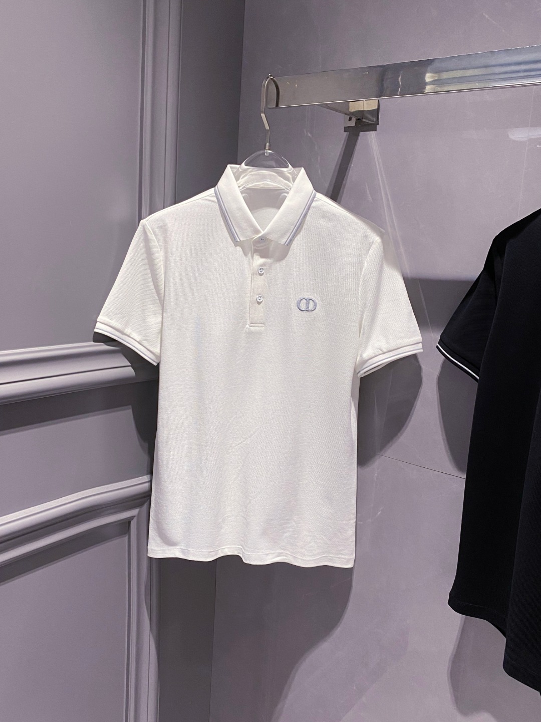 NO:133639,DIOR - Dior Business and casual commuting style, fine channels! The aesthetic British cutting art shows the charm of men. Spring and summer 25 exclusive logo Polo shirt short-sleeved T-shirt Classic lapel cutting technology never stops. It is neither monotonous nor complex, and the craftsmanship highlights the British style! Customer-supplied hexagonal Zhu Di fabric, made of micro knitting technology, with a comfortable texture and skin-friendly feel, and the details and touch are even more wonderful. Different from inferior and severely dyed Polo shirts. The overall thread is neat and symmetrical from the inside to the outside. The craftsmanship quilting structure is seamless. The iconic colored knitted neckline design is neat and detailed and not easy to change, and the exquisite craftsmanship is impeccable. Originated from the classic of P home, the color of the digital machine wrap and embroidery is symmetrical and unified. The chest logo badge embroidery, the original embroidery craftsmanship of instrument needle dots is full and three-dimensional. Color  Black White Number of sizes M L XL 2XL 3XL Size chart: M: Length 69cm-Breast 51cm-Shoulder width 45cm-Sleeve length 21cm L: Length 71cm-Breast 53cm-Shoulder width 46cm-Sleeve length 22cm XL: Length 73cm-Breast 55cm-Shoulder width 47cm-Sleeve length 23cm 2XL: Length 75cm-Breast 57cm-Shoulder width 48cm-Sleeve length 24cm 3XL: Length 77cm-Breast 59cm-Sleeve width 49cm-Sleeve length 25cm08,,dior,dior,T-shirt,tees,t-shirt,alexander wang19860909DIOR-迪奥 商务休闲通勤款,渠道精品!唯美主义的英式裁剪艺术尽显男士魅力风采. 25春夏 专属标识Polo衫短袖T恤 经典的翻领裁剪工艺从未停止.既不单调也不复杂,匠心之作彰显英伦格调! 客供六角朱棣面料,由微型针织工艺制作,手感质感舒适亲肤,细节感和触感柔更是美妙绝伦.区别劣质严重染色品Polo衫. 整体由内到外走线工整对称.工艺化绗缝结构做到了天衣无缝.标志性的彩条针织领口设计工整细致不易变型,精湛的工艺感无懈可击. 源于P家的经典.数械裹绣色泽匀称统一.胸前标识徽章刺绣,器械针点原始刺绣工艺的杰作,饱满立体. 颜色 黑色 白色 码数 M L XL 2XL 3XL 尺码表: M码:衣长69cm-胸围51cm-肩宽45cm-袖长21cm L码:衣长71cm-胸围53cm-肩宽46cm-袖长22cm XL码:衣长73cm-胸围55cm-肩宽47cm-袖长23cm 2XL码:衣长75cm-胸围57cm-肩宽48cm-袖长24cm 3XL码:衣长77cm-胸围59cm-肩宽49cm-袖长25cm08,,dior,dior,T-shirt,tees，t-shirt,alexander wang,Men's clothing