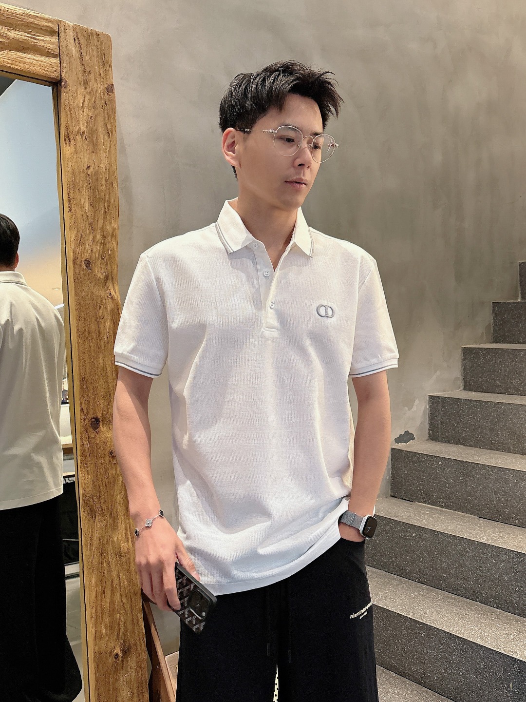 NO:136274,DIOR - Dior Business and casual commuting style, fine channels! The aesthetic British cutting art shows the charm of men. Spring and summer 25 exclusive logo Polo shirt short-sleeved T-shirt Classic lapel cutting technology has never stopped. It is neither monotonous nor complicated, and the craftsmanship highlights the British style! Customer-supplied hexagonal Zhu Di fabric, made of micro knitting technology, with a comfortable texture and skin-friendly feel, and the details and touch are even more wonderful. Different from inferior and severely dyed Polo shirts. The overall thread is neat and symmetrical from the inside to the outside. The craftsmanship quilting structure is seamless. The iconic colored knitted neckline design is neat and detailed and not easy to change, and the exquisite craftsmanship is impeccable. Originated from the classic of P home, the color of the digital machine wrap and embroidery is symmetrical and unified. The chest logo badge embroidery, the masterpiece of the original embroidery craftsmanship of instrument needle dots, full and three-dimensional. Color  Black White Number of sizes M L XL 2XL 3XL Size chart: M: Length 69cm-Breast 51cm-Shoulder width 45cm-Sleeve length 21cm L: Length 71cm-Breast 53cm-Shoulder width 46cm-Sleeve length 22cm XL: Length 73cm-Breast 55cm-Shoulder width 47cm-Sleeve length 23cm 2XL: Length 75cm-Breast 57cm-Shoulder width 48cm-Sleeve length 24cm 3XL: Length 77cm-Breast 59cm-Sleeve width 49cm-Sleeve length 25cm,,dior,dior,T-shirt,tees,t-shirt,alexander wang19860909DIOR-迪奥 商务休闲通勤款,渠道精品!唯美主义的英式裁剪艺术尽显男士魅力风采. 25春夏 专属标识Polo衫短袖T恤 经典的翻领裁剪工艺从未停止.既不单调也不复杂,匠心之作彰显英伦格调! 客供六角朱棣面料,由微型针织工艺制作,手感质感舒适亲肤,细节感和触感柔更是美妙绝伦.区别劣质严重染色品Polo衫. 整体由内到外走线工整对称.工艺化绗缝结构做到了天衣无缝.标志性的彩条针织领口设计工整细致不易变型,精湛的工艺感无懈可击. 源于P家的经典.数械裹绣色泽匀称统一.胸前标识徽章刺绣,器械针点原始刺绣工艺的杰作,饱满立体. 颜色 黑色 白色 码数 M L XL 2XL 3XL 尺码表: M码:衣长69cm-胸围51cm-肩宽45cm-袖长21cm L码:衣长71cm-胸围53cm-肩宽46cm-袖长22cm XL码:衣长73cm-胸围55cm-肩宽47cm-袖长23cm 2XL码:衣长75cm-胸围57cm-肩宽48cm-袖长24cm 3XL码:衣长77cm-胸围59cm-肩宽49cm-袖长25cm,,dior,dior,T-shirt,tees，t-shirt,alexander wang,Men's clothing