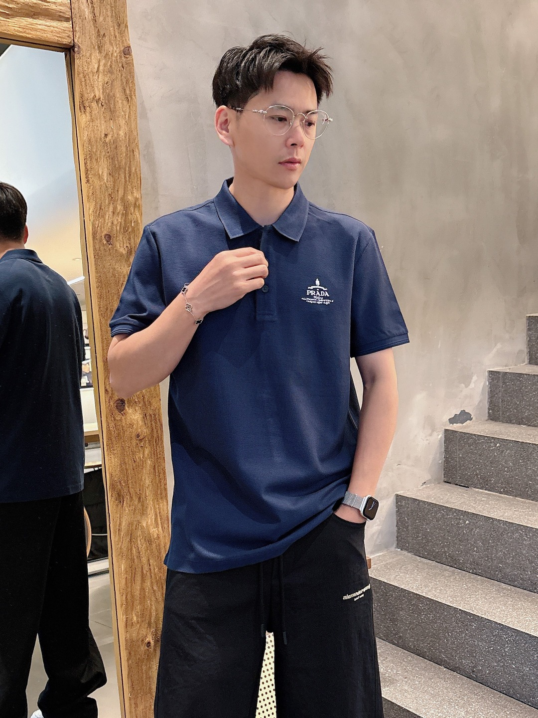 NO:136276,PRADA - Prada Business and casual commuting style, fine channels! The aesthetic British cutting art shows the charm of men. 25 Spring and Summer Exclusive logo Polo shirt Short-sleeved T-shirt Classic lapel cutting technology has never stopped. It is neither monotonous nor complicated, and the craftsmanship highlights the British style! Customer-supplied hexagonal Zhu Di fabric, made of micro knitting technology, with a comfortable texture and skin-friendly feel, and the details and touch are even more wonderful. Different from inferior and severely dyed Polo shirts. The overall thread is neat and symmetrical from the inside to the outside. The craftsmanship quilting structure is seamless. The iconic colored knitted neckline design is neat and detailed and not easy to change, and the exquisite craftsmanship is impeccable. It originates from the classics of P home. The color of the digital machine wrap and embroidery is symmetrical and unified. The chest logo badge embroidery is embroidered, and the original embroidery craftsmanship is full and three-dimensional.  Color Black Coffee Blue Number of Size M L XL 2XL 3XL Size chart: M: Length 69cm-Breast 51cm-Shoulder width 45cm-Sleeve length 21cm L: Length 71cm-Breast 53cm-Shoulder width 46cm-Sleeve length 22cm XL: Length 73cm-Breast 55cm-Shoulder width 47cm-Sleeve length 23cm 2XL: Length 75cm-Breast 57cm-Shoulder width 48cm-Sleeve length 24cm 3XL: Length 77cm-Breast 59cm-Sleeve width 49cm-Sleeve length 25cm,,prada,prada,T-shirt,tees,t-shirt,alexander wang19860909PRADA-普拉达 商务休闲通勤款,渠道精品!唯美主义的英式裁剪艺术尽显男士魅力风采. 25春夏 专属标识Polo衫短袖T恤 经典的翻领裁剪工艺从未停止.既不单调也不复杂,匠心之作彰显英伦格调! 客供六角朱棣面料,由微型针织工艺制作,手感质感舒适亲肤,细节感和触感柔更是美妙绝伦.区别劣质严重染色品Polo衫. 整体由内到外走线工整对称.工艺化绗缝结构做到了天衣无缝.标志性的彩条针织领口设计工整细致不易变型,精湛的工艺感无懈可击. 源于P家的经典.数械裹绣色泽匀称统一.胸前标识徽章刺绣,器械针点原始刺绣工艺的杰作,饱满立体. 颜色 黑色 咖色 蓝色 码数 M L XL 2XL 3XL 尺码表: M码:衣长69cm-胸围51cm-肩宽45cm-袖长21cm L码:衣长71cm-胸围53cm-肩宽46cm-袖长22cm XL码:衣长73cm-胸围55cm-肩宽47cm-袖长23cm 2XL码:衣长75cm-胸围57cm-肩宽48cm-袖长24cm 3XL码:衣长77cm-胸围59cm-肩宽49cm-袖长25cm,,prada,prada,T-shirt,tees，t-shirt,alexander wang,Men's clothing