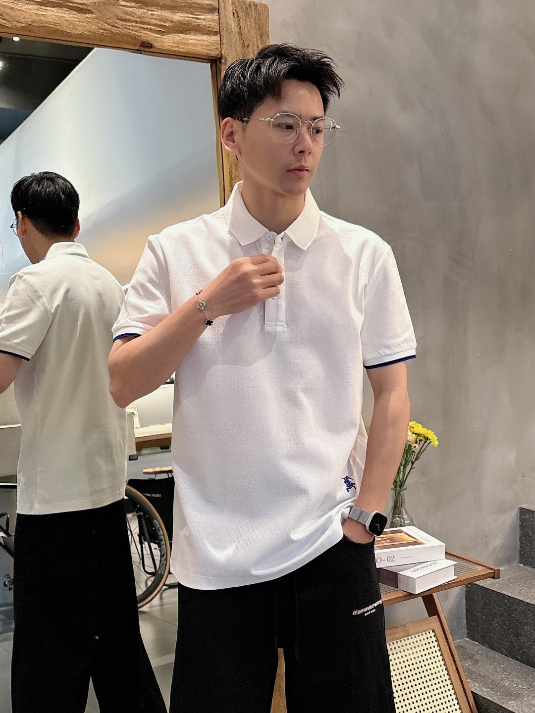 NO:136278,BURBERRY - Burberry, a business and casual commuter style, fine channels! The aesthetic British cutting art shows the charm of men. 25 Spring and Summer Exclusive logo Polo shirt Short-sleeved T-shirt Classic lapel cutting technology has never stopped. It is neither monotonous nor complex, and the craftsmanship highlights the British style! Customer-supplied hexagonal Zhu Di fabric is made of micro knitting technology, with a comfortable texture and skin-friendly feel, and the details and touch are even more wonderful. Different from inferior and severely dyed Polo shirts. The overall line is neat and symmetrical from the inside to the outside. The craftsmanship quilting structure is seamless. The iconic colored knitted neckline design is neat and detailed and not easy to change, and the exquisite craftsmanship is impeccable.  Originated from the classic of P family, the color of digital embroidery is well-proportioned and unified. The chest logo badge embroidery, the masterpiece of the original embroidery craft of instrument needle dots, full and three-dimensional. Color Black and white Number of codes M L XL 2XL 3XL Size chart: M: length 69cm-bust 51cm-shoulder width 45cm-sleeve length 21cm L: length 71cm-bust 53cm-shoulder width 46cm-sleeve length 22cm XL: length 73cm-bust 55cm-shoulder width 47cm-sleeve length 23cm 2XL: length 75cm-bust 57cm-shoulder width 48cm-sleeve length 24cm  3XL size: 77cm long - bust 59cm - shoulder width 49cm - sleeve length 25cm, burberry, burberry, T-shirt, tees, t-shirt, alexander wang19860909BURBERRY-巴宝莉 商务休闲通勤款,渠道精品!唯美主义的英式裁剪艺术尽显男士魅力风采. 25春夏 专属标识Polo衫短袖T恤 经典的翻领裁剪工艺从未停止.既不单调也不复杂,匠心之作彰显英伦格调! 客供六角朱棣面料,由微型针织工艺制作,手感质感舒适亲肤,细节感和触感柔更是美妙绝伦.区别劣质严重染色品Polo衫. 整体由内到外走线工整对称.工艺化绗缝结构做到了天衣无缝.标志性的彩条针织领口设计工整细致不易变型,精湛的工艺感无懈可击. 源于P家的经典.数械裹绣色泽匀称统一.胸前标识徽章刺绣,器械针点原始刺绣工艺的杰作,饱满立体. 颜色 黑色 白色 码数 M L XL 2XL 3XL 尺码表: M码:衣长69cm-胸围51cm-肩宽45cm-袖长21cm L码:衣长71cm-胸围53cm-肩宽46cm-袖长22cm XL码:衣长73cm-胸围55cm-肩宽47cm-袖长23cm 2XL码:衣长75cm-胸围57cm-肩宽48cm-袖长24cm 3XL码:衣长77cm-胸围59cm-肩宽49cm-袖长25cm,,burberry,burberry,T-shirt,tees，t-shirt,alexander wang,Men's clothing