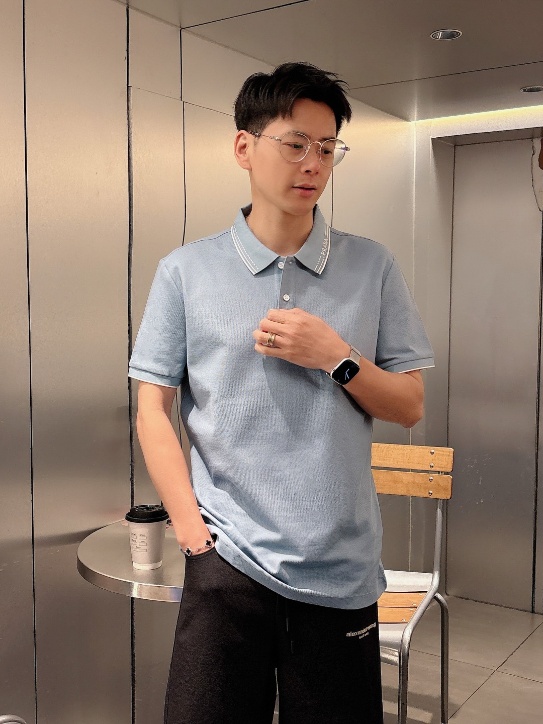 NO:136280,PRADA - Prada Business and casual commuting style, fine channels! The aesthetic British cutting art shows the charm of men. 25 Spring and Summer Exclusive logo Polo shirt Short-sleeved T-shirt Classic lapel cutting technology has never stopped. It is neither monotonous nor complicated, and the craftsmanship highlights the British style! Customer-supplied hexagonal Zhu Di fabric, made of micro knitting technology, with a comfortable texture and skin-friendly feel, and the details and touch are even more wonderful. Different from inferior and severely dyed Polo shirts. The overall thread is neat and symmetrical from the inside to the outside. The craftsmanship quilting structure is seamless. The iconic colored knitted neckline design is neat and detailed and not easy to change, and the exquisite craftsmanship is impeccable. It originates from the classics of P home. The color of the digital machine wrap and embroidery is symmetrical and unified. The chest logo badge embroidery is embroidered, and the original embroidery craftsmanship is full and three-dimensional.  Color Black White Haze Blue Number of Count M L XL 2XL 3XL Size chart: M Size: Length 69cm-Bust 51cm-Shoulder width 45cm-Sleeve length 21cm L Size: Length 71cm-Bust 53cm-Shoulder width 46cm-Sleeve length 22cm XL Size: Length 73cm-Bust 55cm-Shoulder width 47cm-Sleeve length 23cm 2XL Size: Length 75cm-Bust 57cm-Shoulder width 48cm-Sleeve length 24cm 3XL Size: Length 77cm-Bust 59cm-Sleeve width 49cm-Sleeve length 25cm,,prada,prada,T-shirt,tees,t-shirt,alexander wang19860909PRADA-普拉达 商务休闲通勤款,渠道精品!唯美主义的英式裁剪艺术尽显男士魅力风采. 25春夏 专属标识Polo衫短袖T恤 经典的翻领裁剪工艺从未停止.既不单调也不复杂,匠心之作彰显英伦格调! 客供六角朱棣面料,由微型针织工艺制作,手感质感舒适亲肤,细节感和触感柔更是美妙绝伦.区别劣质严重染色品Polo衫. 整体由内到外走线工整对称.工艺化绗缝结构做到了天衣无缝.标志性的彩条针织领口设计工整细致不易变型,精湛的工艺感无懈可击. 源于P家的经典.数械裹绣色泽匀称统一.胸前标识徽章刺绣,器械针点原始刺绣工艺的杰作,饱满立体. 颜色 黑色 白色 雾霾蓝 码数 M L XL 2XL 3XL 尺码表: M码:衣长69cm-胸围51cm-肩宽45cm-袖长21cm L码:衣长71cm-胸围53cm-肩宽46cm-袖长22cm XL码:衣长73cm-胸围55cm-肩宽47cm-袖长23cm 2XL码:衣长75cm-胸围57cm-肩宽48cm-袖长24cm 3XL码:衣长77cm-胸围59cm-肩宽49cm-袖长25cm,,prada,prada,T-shirt,tees，t-shirt,alexander wang,Men's clothing